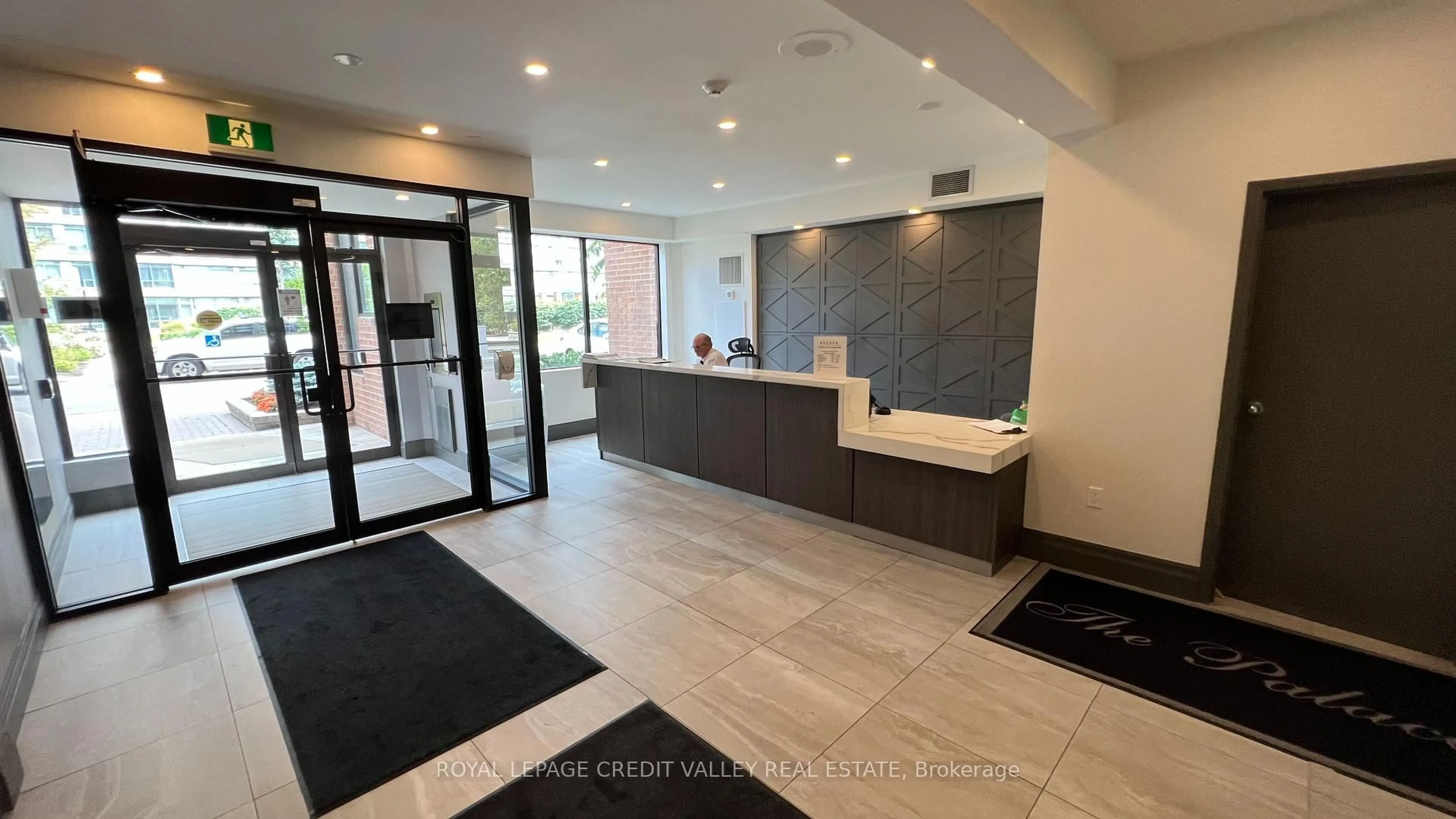 Indoor foyer for 1270 MAPLE CROSSING Blvd #704, Burlington Ontario L7S 2J3