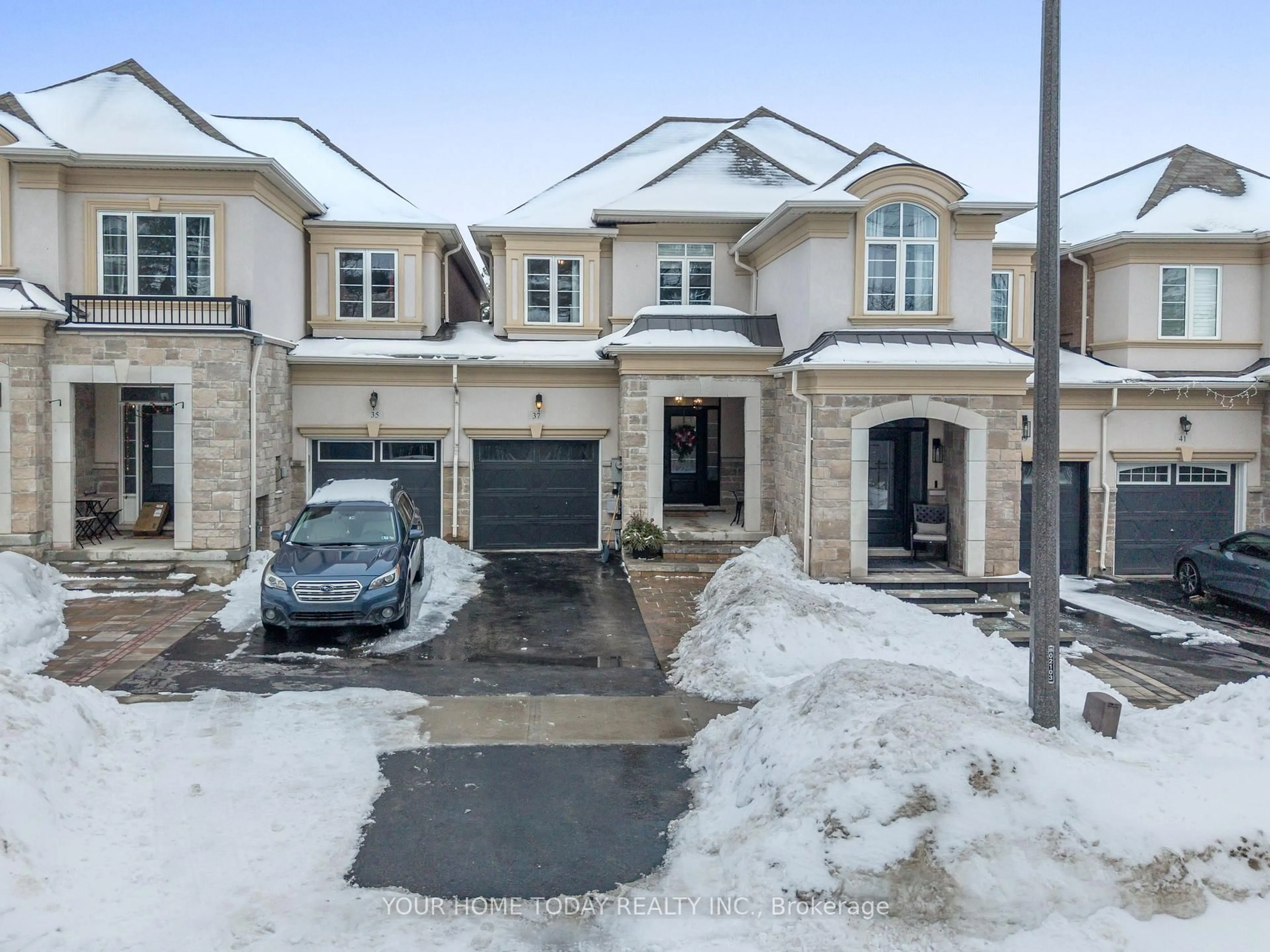 A pic from outside/outdoor area/front of a property/back of a property/a pic from drone, street for 37 Ridgegate Cres, Halton Hills Ontario L7G 0L6