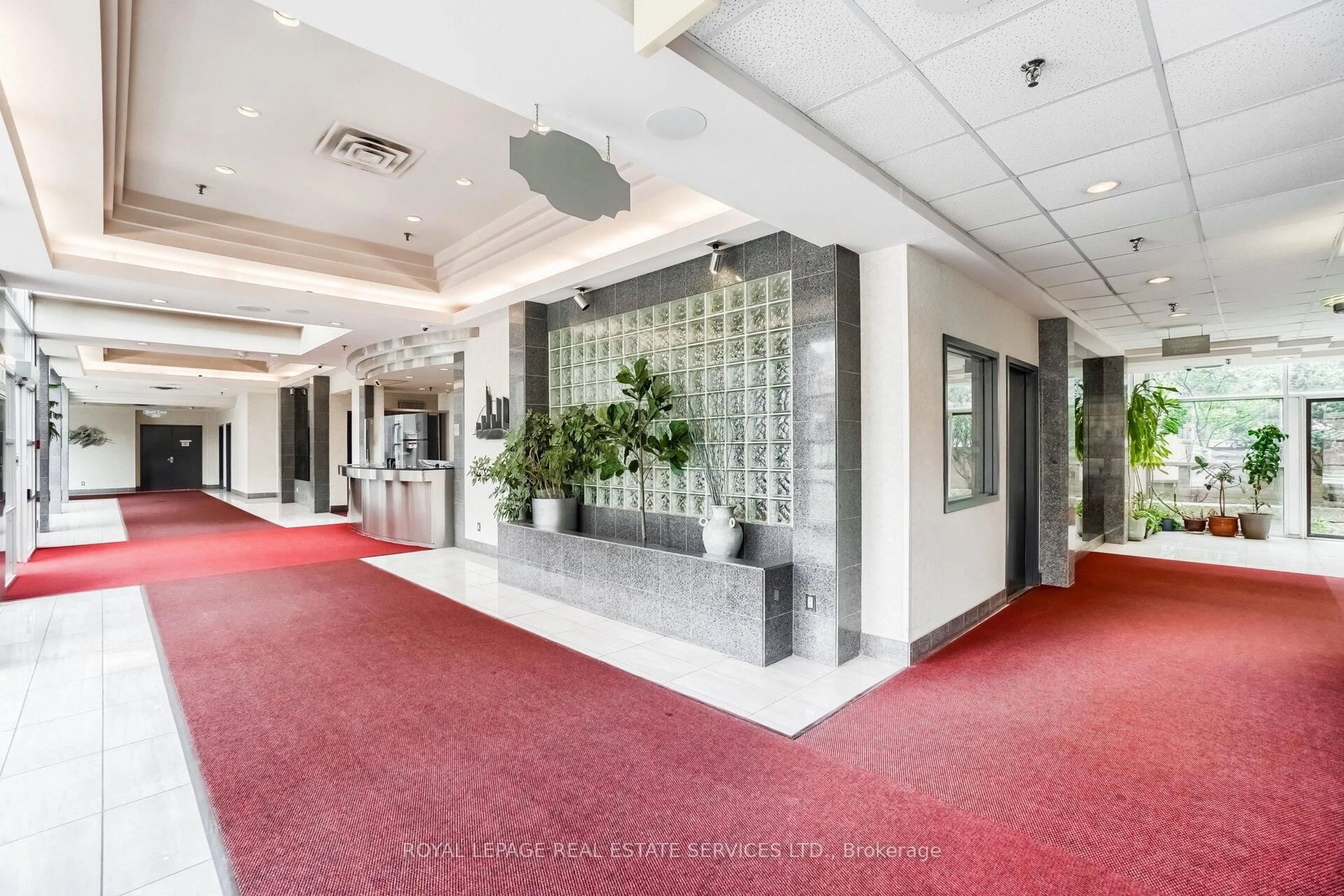 Indoor foyer for 285 Enfield Pl #604, Mississauga Ontario L5B 3Y6