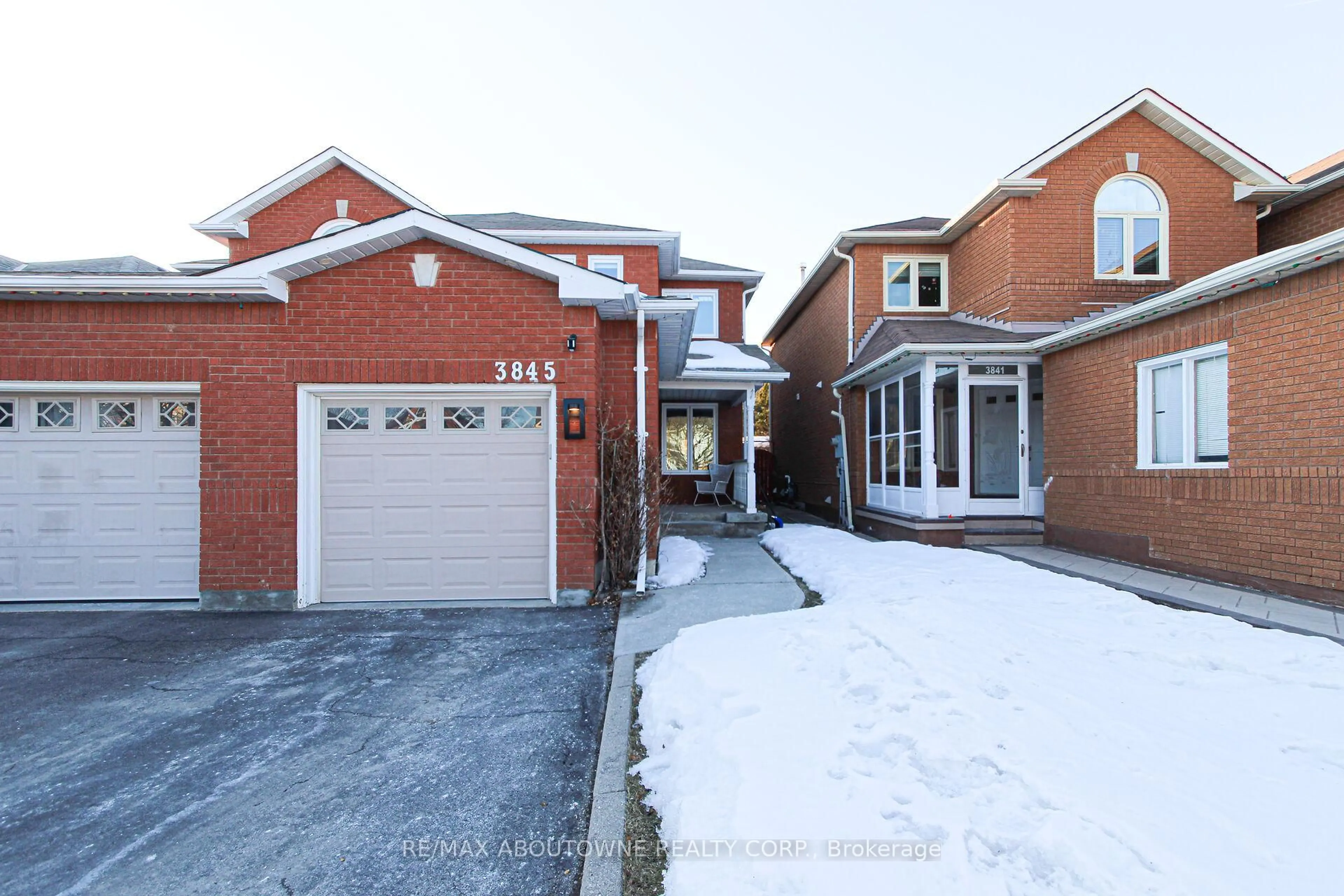 Home with brick exterior material, street for 3845 Cedar Hedge Rise, Mississauga Ontario L5N 6X2