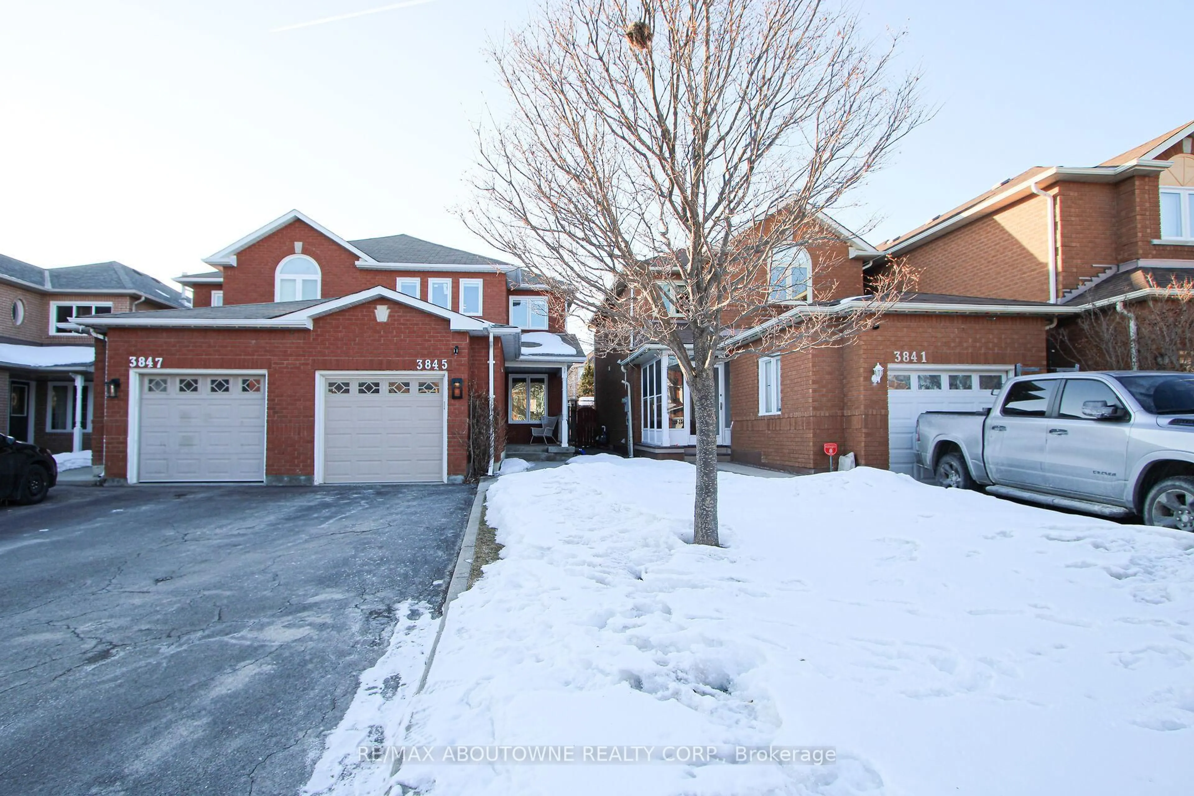 A pic from outside/outdoor area/front of a property/back of a property/a pic from drone, street for 3845 Cedar Hedge Rise, Mississauga Ontario L5N 6X2
