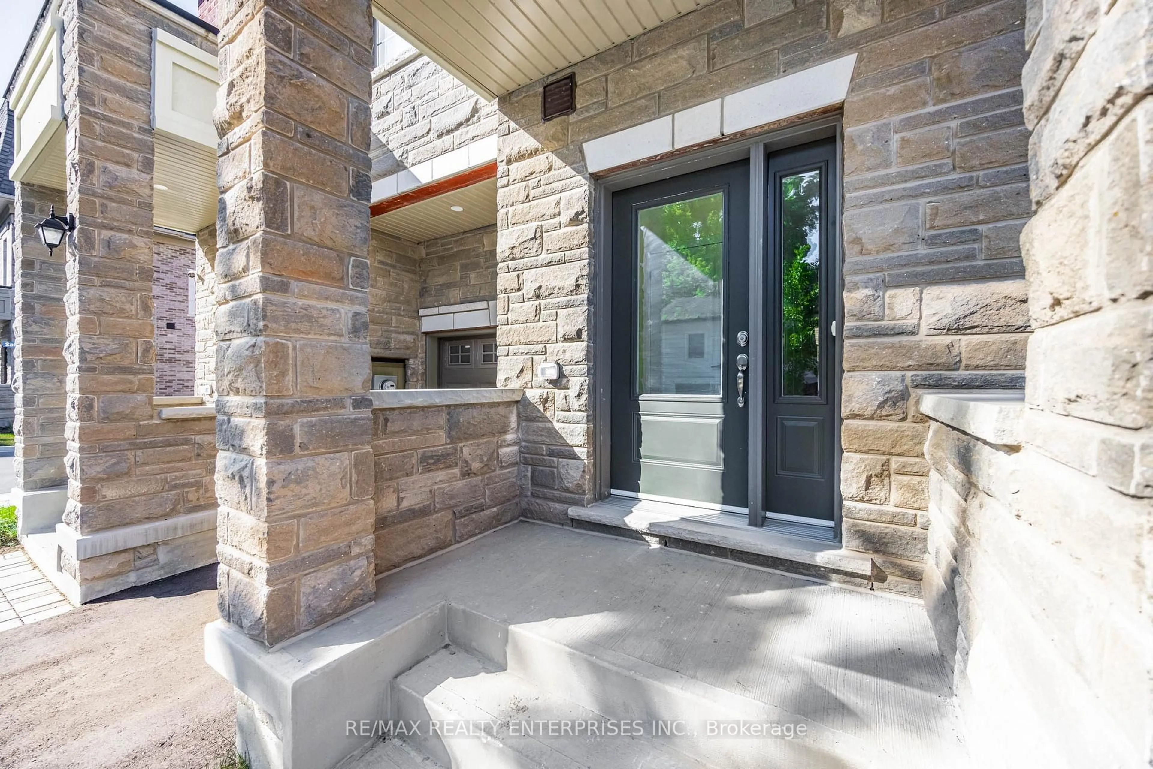 Indoor entryway for 209 Wyndham St, Mississauga Ontario L5M 2S5