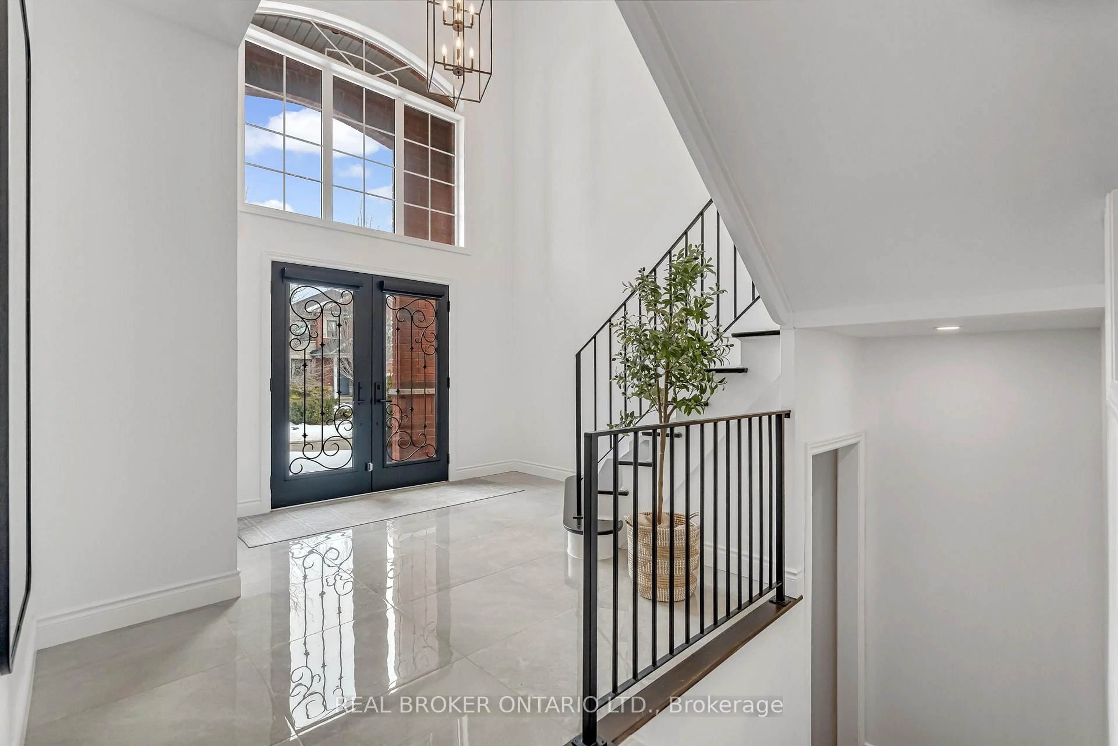 Indoor foyer for 1379 Liverpool St, Oakville Ontario L6M 4P1