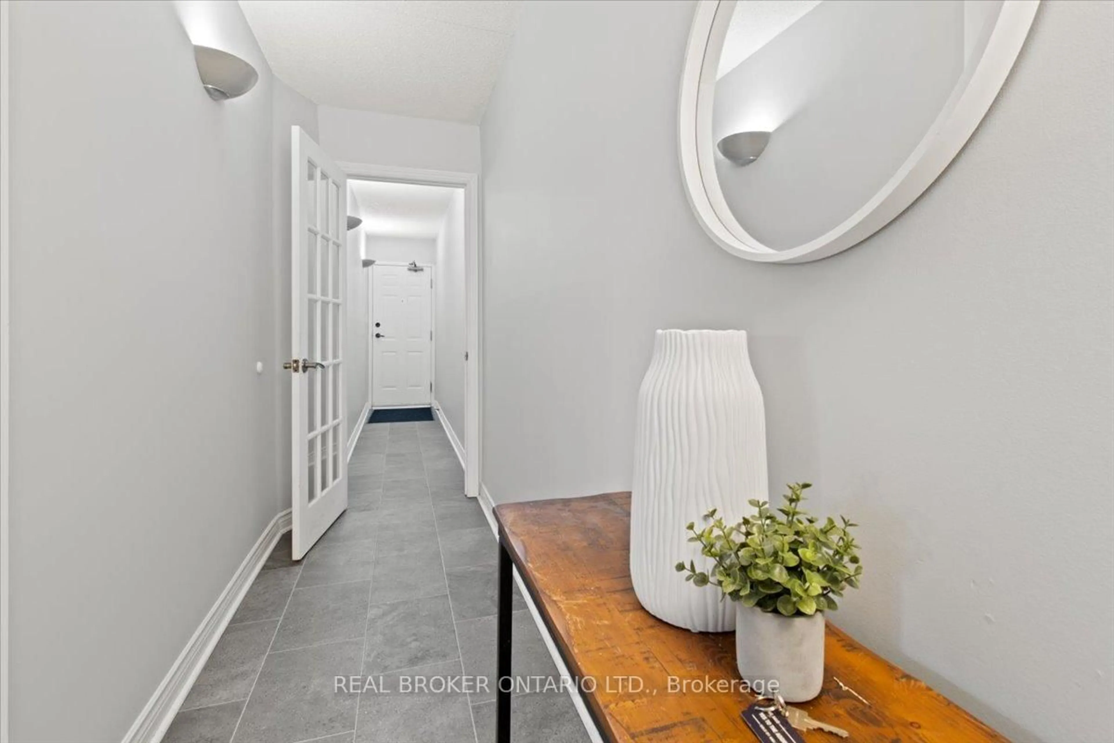 Indoor entryway for 2010 Cleaver Ave #214, Burlington Ontario L7M 4C1