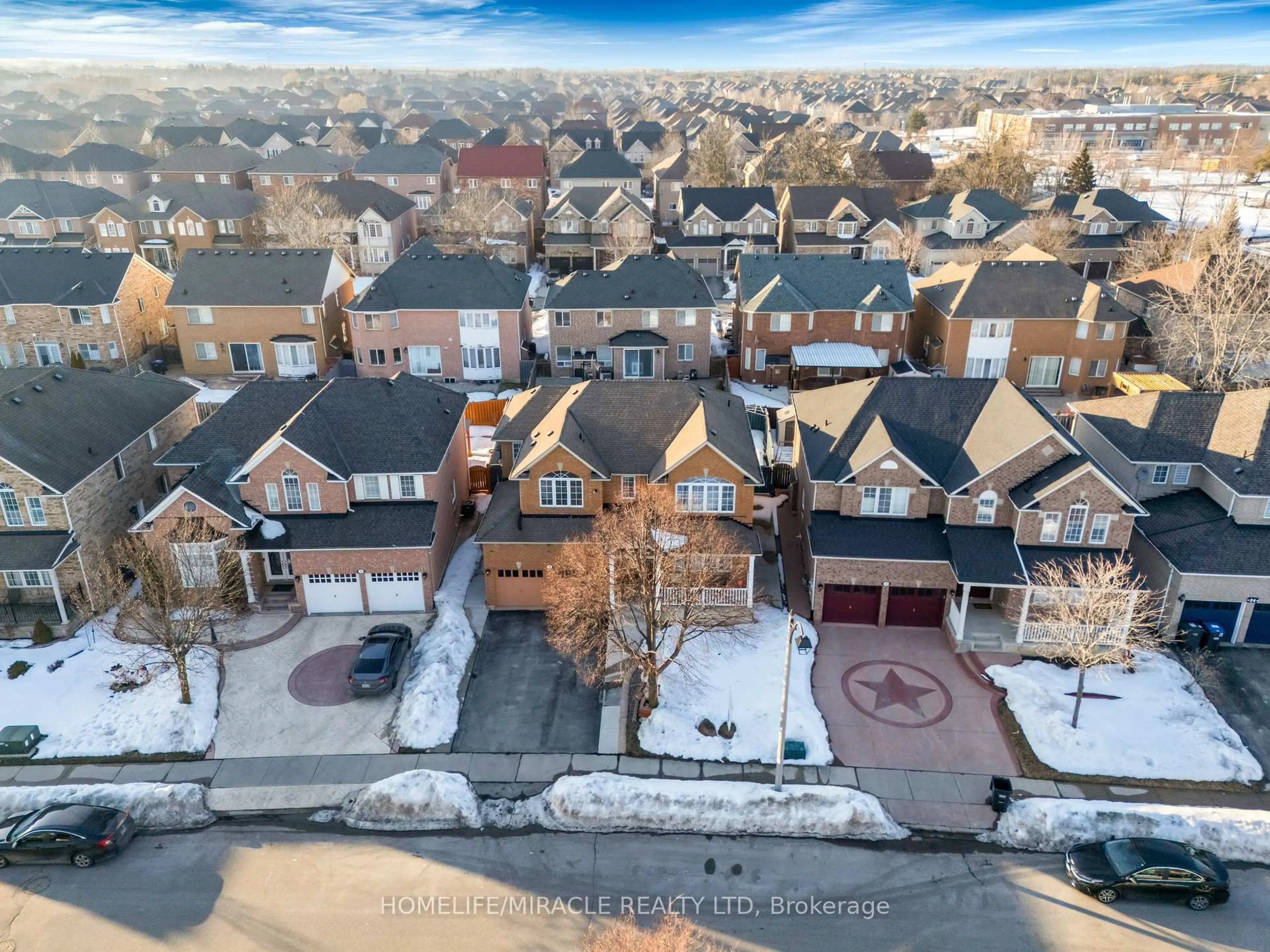 A pic from outside/outdoor area/front of a property/back of a property/a pic from drone, unknown for 28 Latania Blvd, Brampton Ontario L6P 1S9