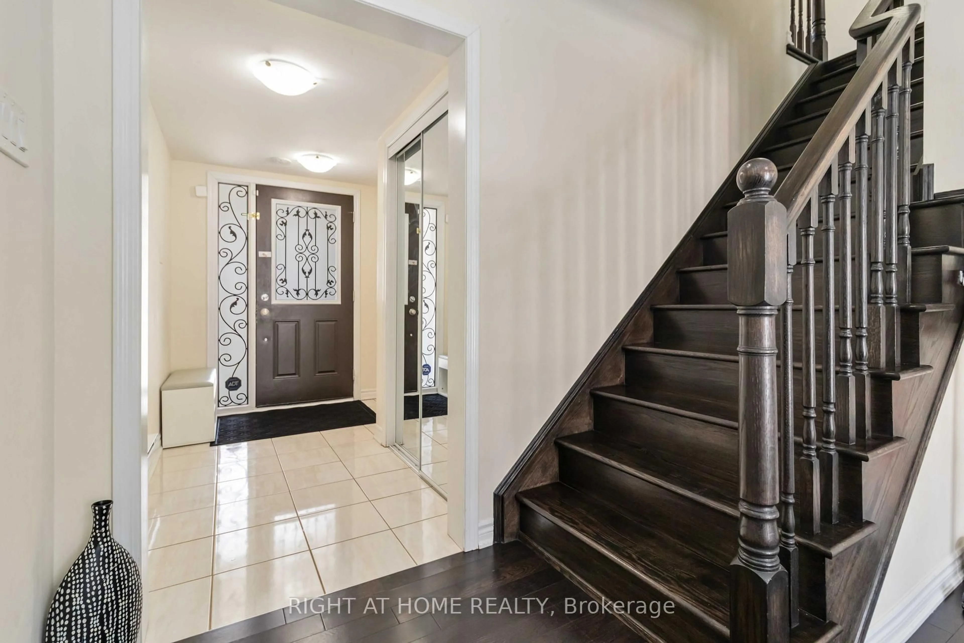 Indoor entryway for 40 Stewardship Rd Rd, Brampton Ontario L7A 4W6