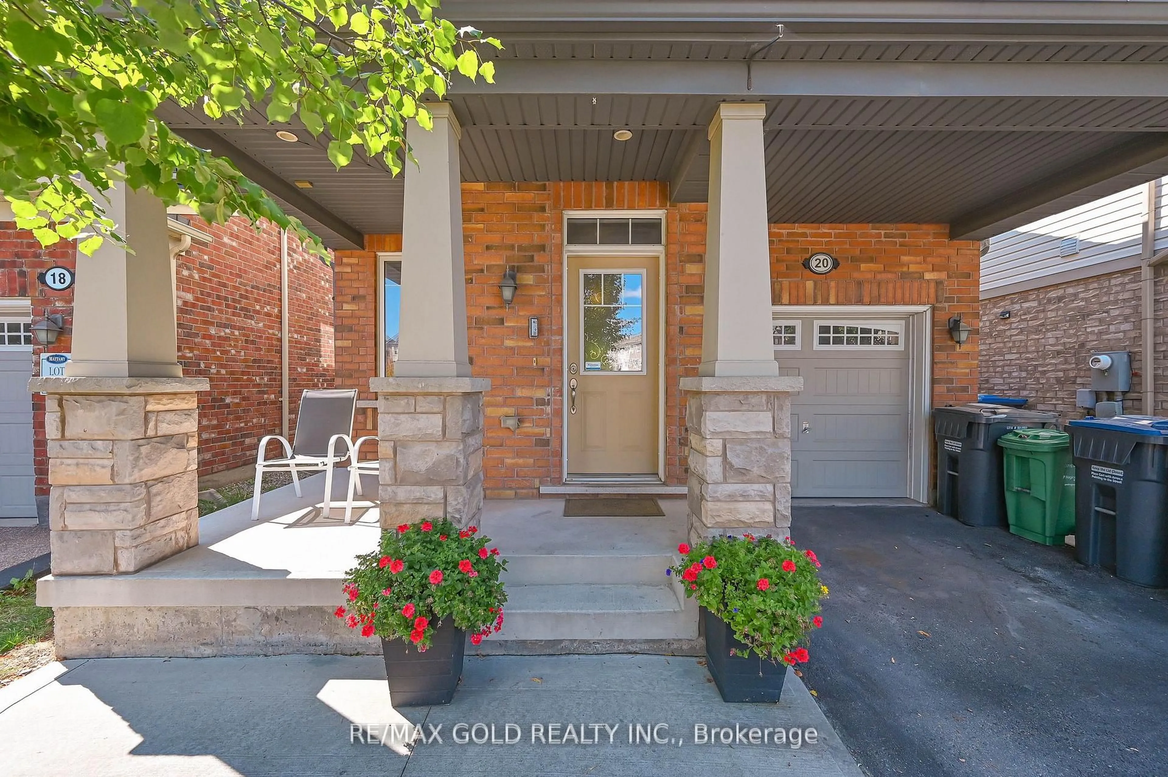 Indoor entryway for 20 Meadowcrest Lane, Brampton Ontario L7A 0T8