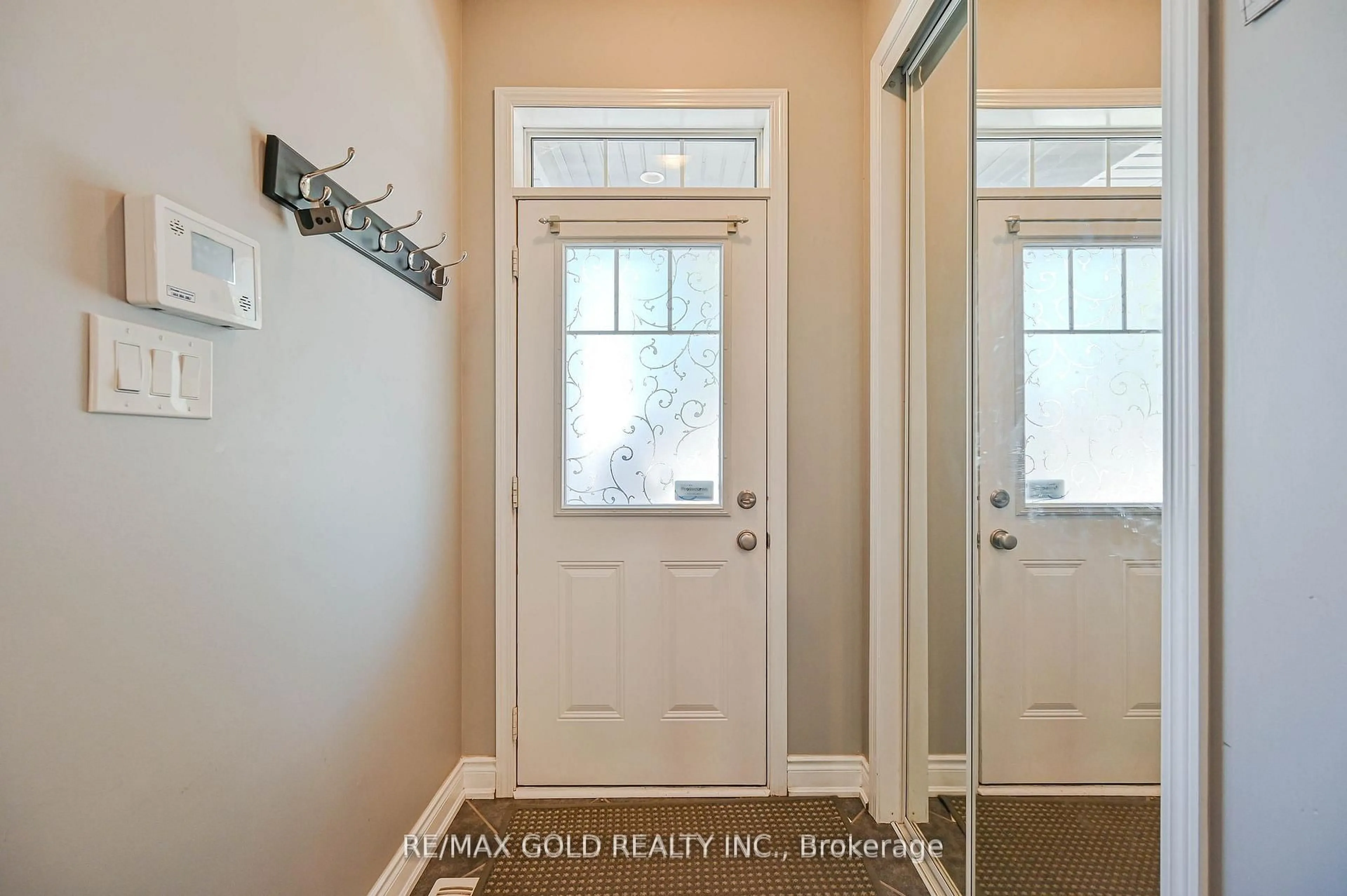 Indoor entryway for 20 Meadowcrest Lane, Brampton Ontario L7A 0T8