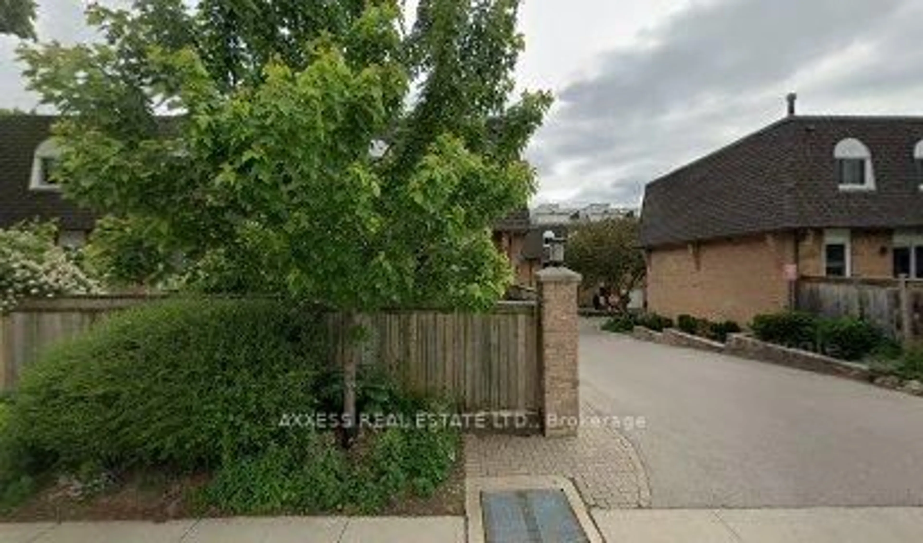 A pic from outside/outdoor area/front of a property/back of a property/a pic from drone, street for 98 BROCK St #3, Oakville Ontario L6K 2Z1