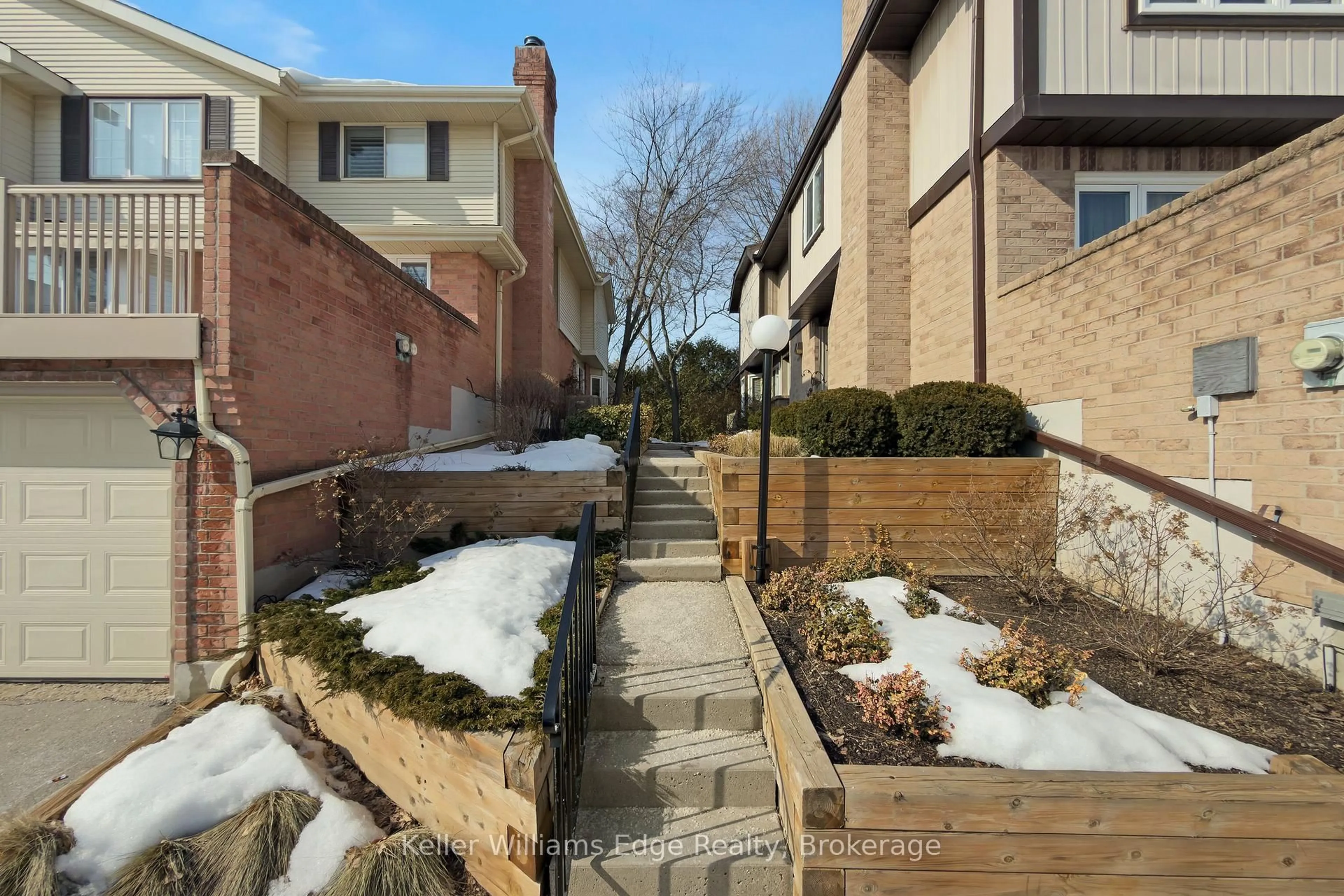 Patio, street for 1511 Upper Middle Rd #2, Burlington Ontario L7P 4M5