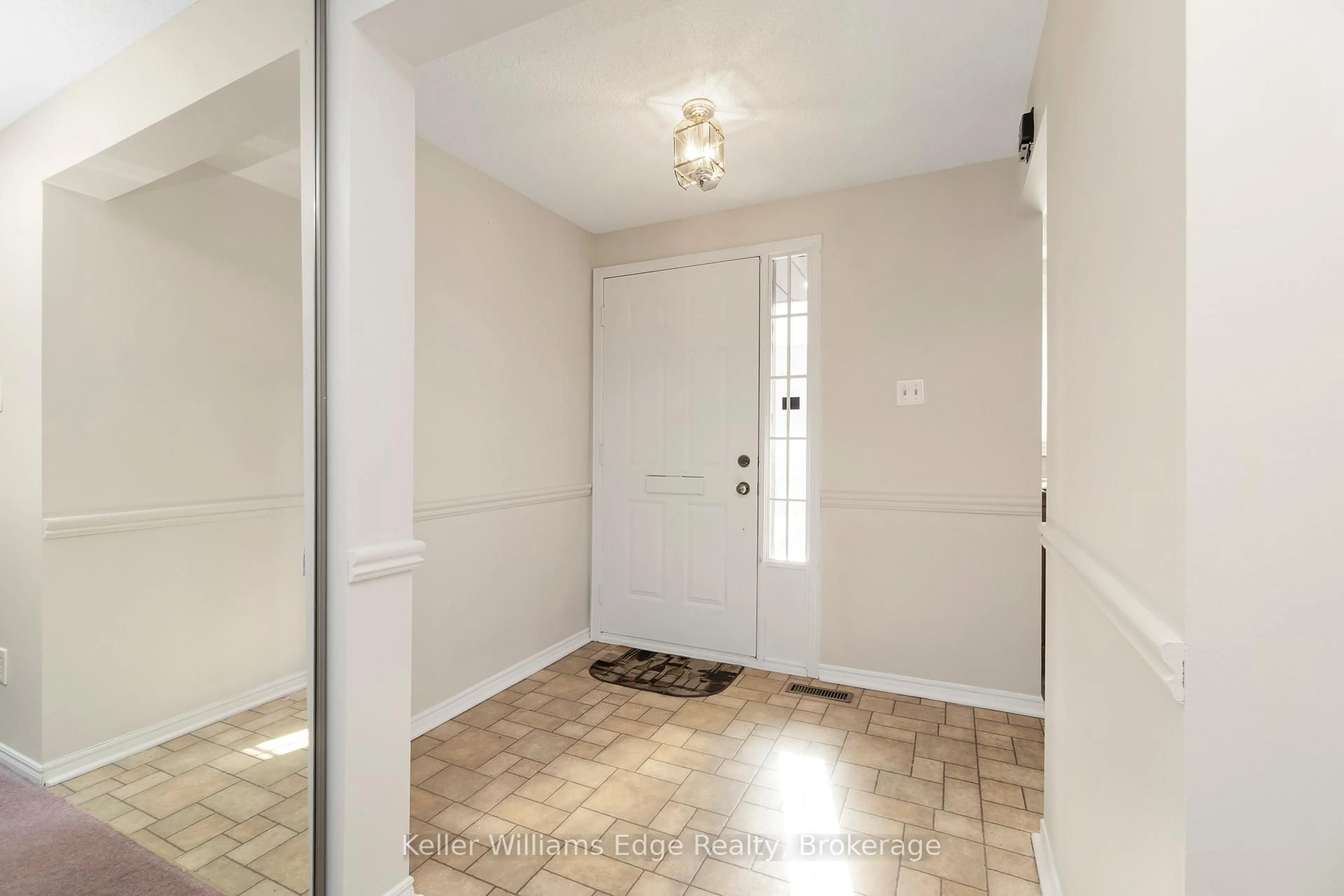 Indoor entryway for 1511 Upper Middle Rd #2, Burlington Ontario L7P 4M5