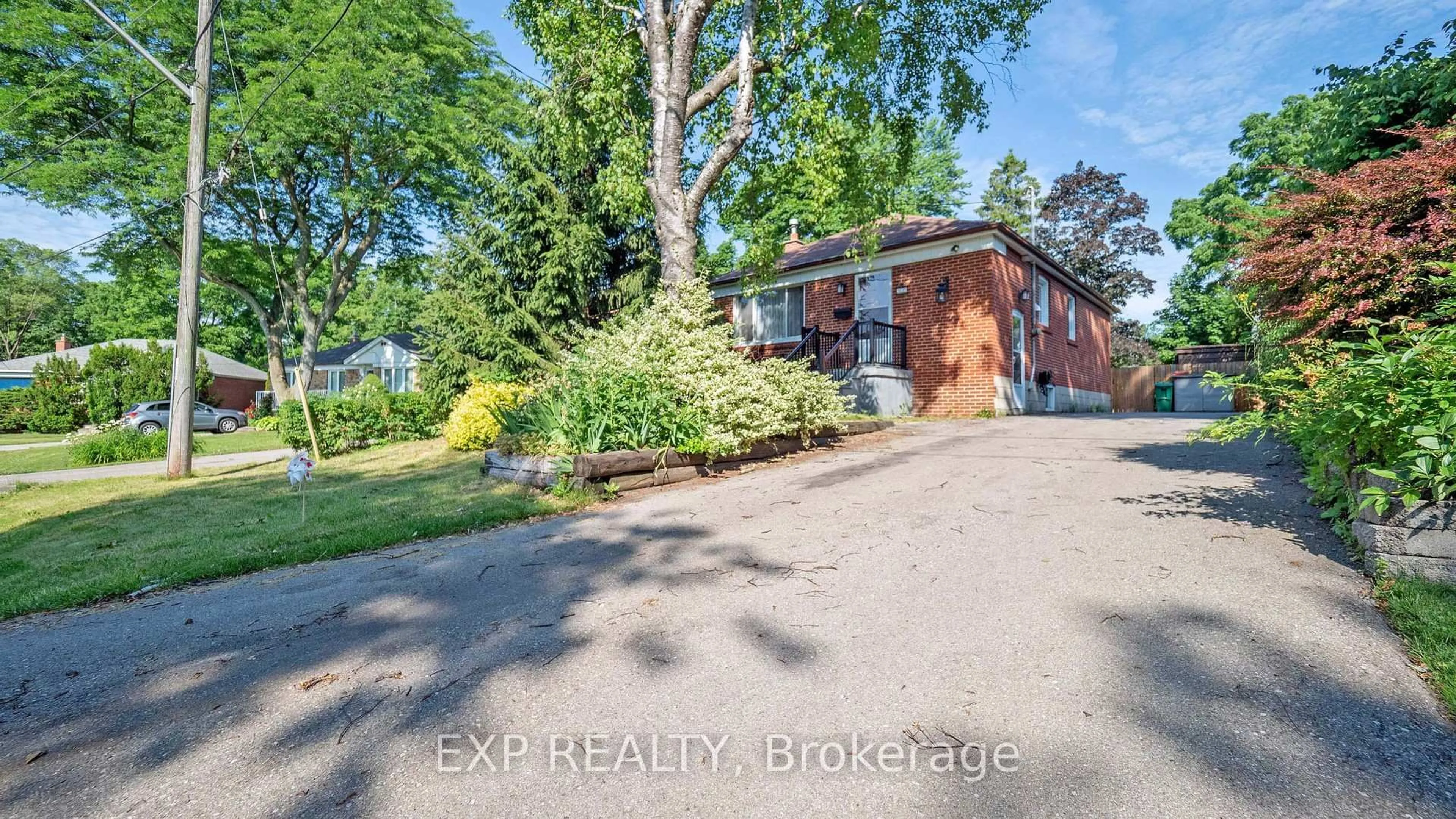 A pic from outside/outdoor area/front of a property/back of a property/a pic from drone, street for 559 Drymen Cres, Mississauga Ontario L5G 2N9