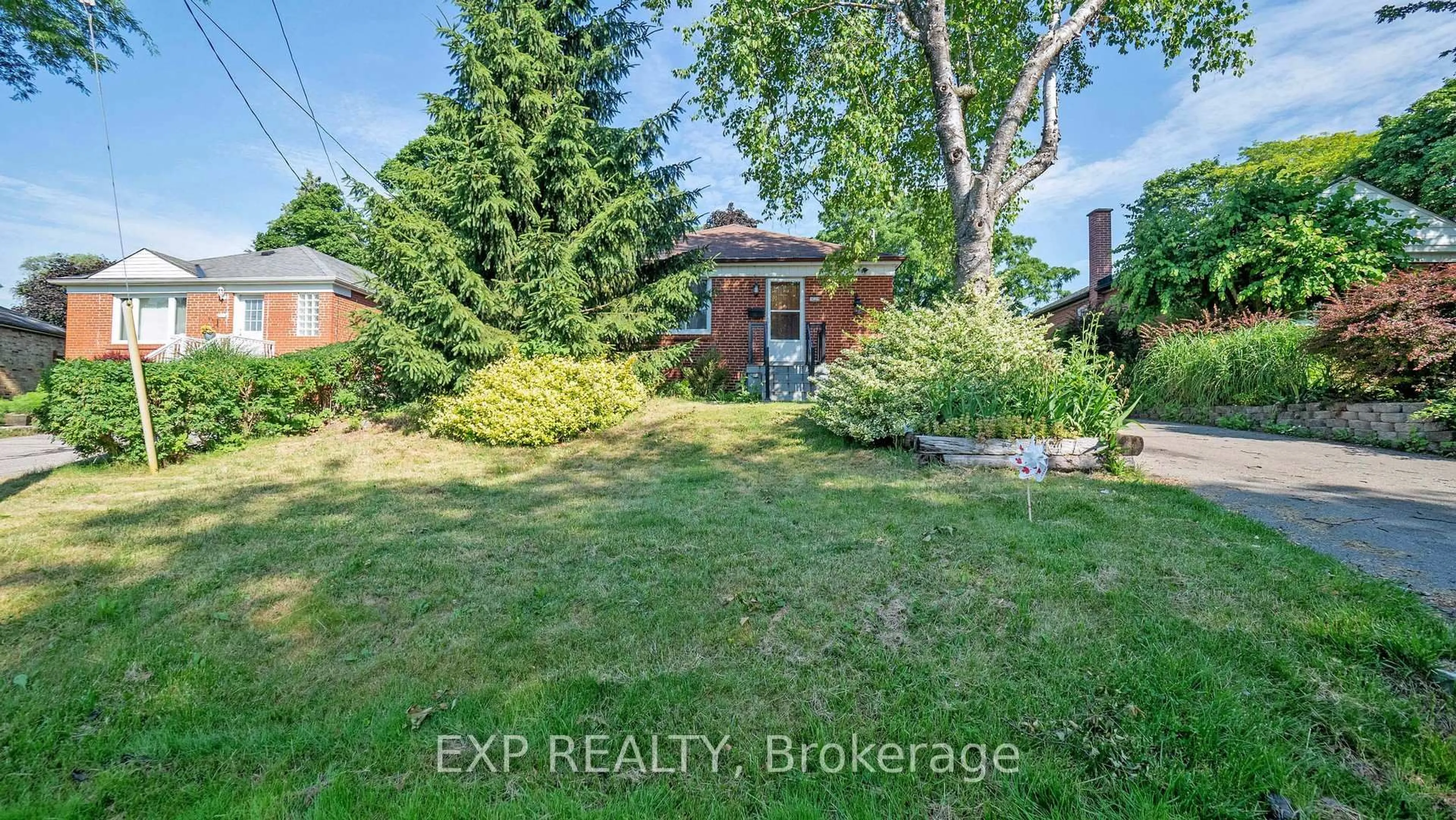 A pic from outside/outdoor area/front of a property/back of a property/a pic from drone, street for 559 Drymen Cres, Mississauga Ontario L5G 2N9