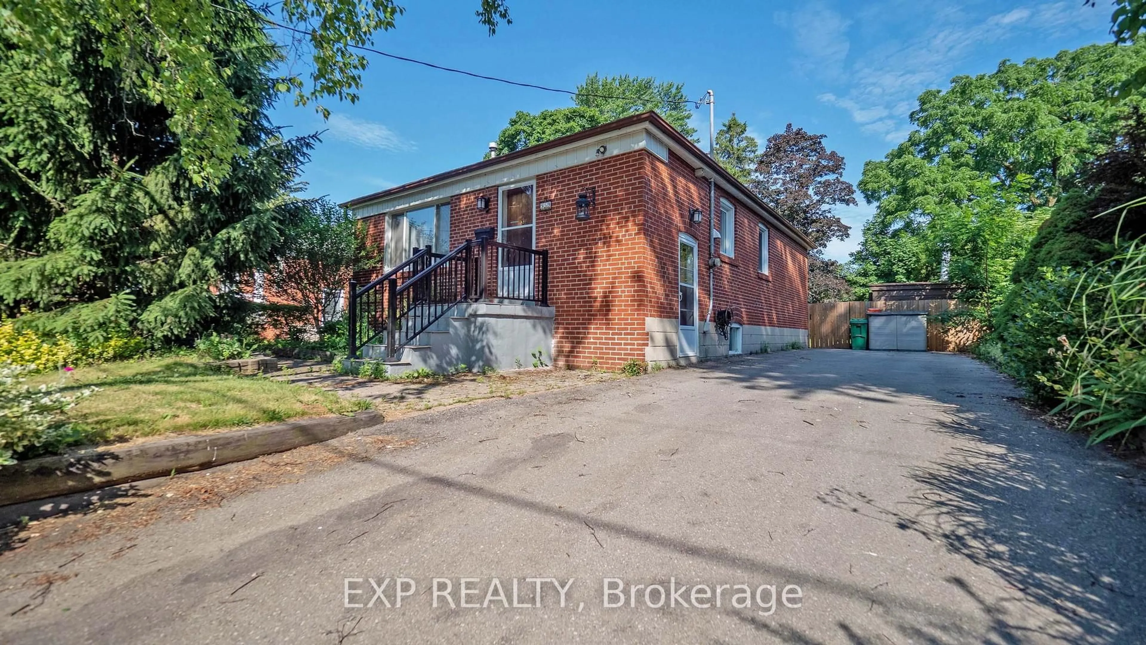 Home with brick exterior material, street for 559 Drymen Cres, Mississauga Ontario L5G 2N9