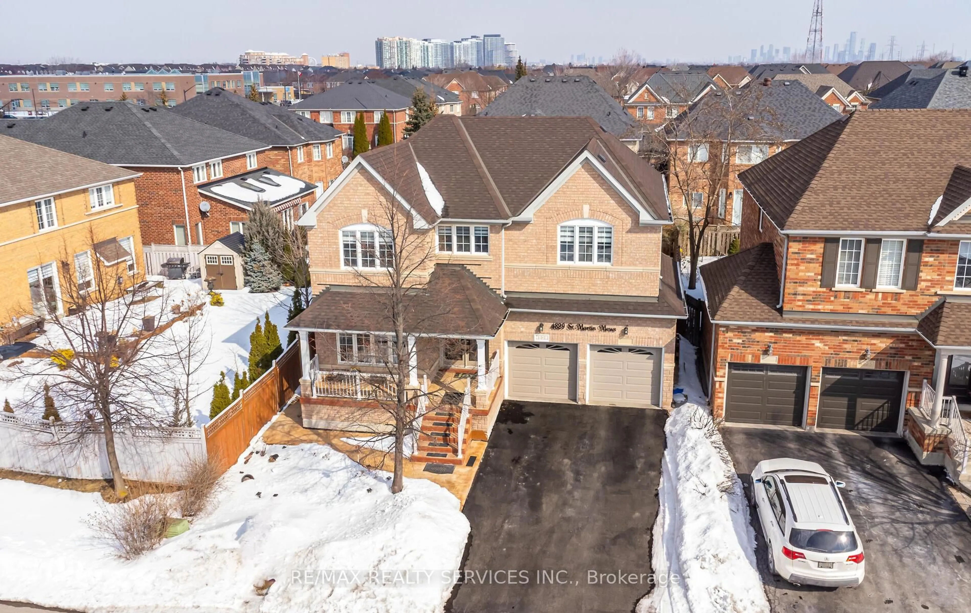 A pic from outside/outdoor area/front of a property/back of a property/a pic from drone, street for 4829 St. Martin Mews, Mississauga Ontario L5M 7J9