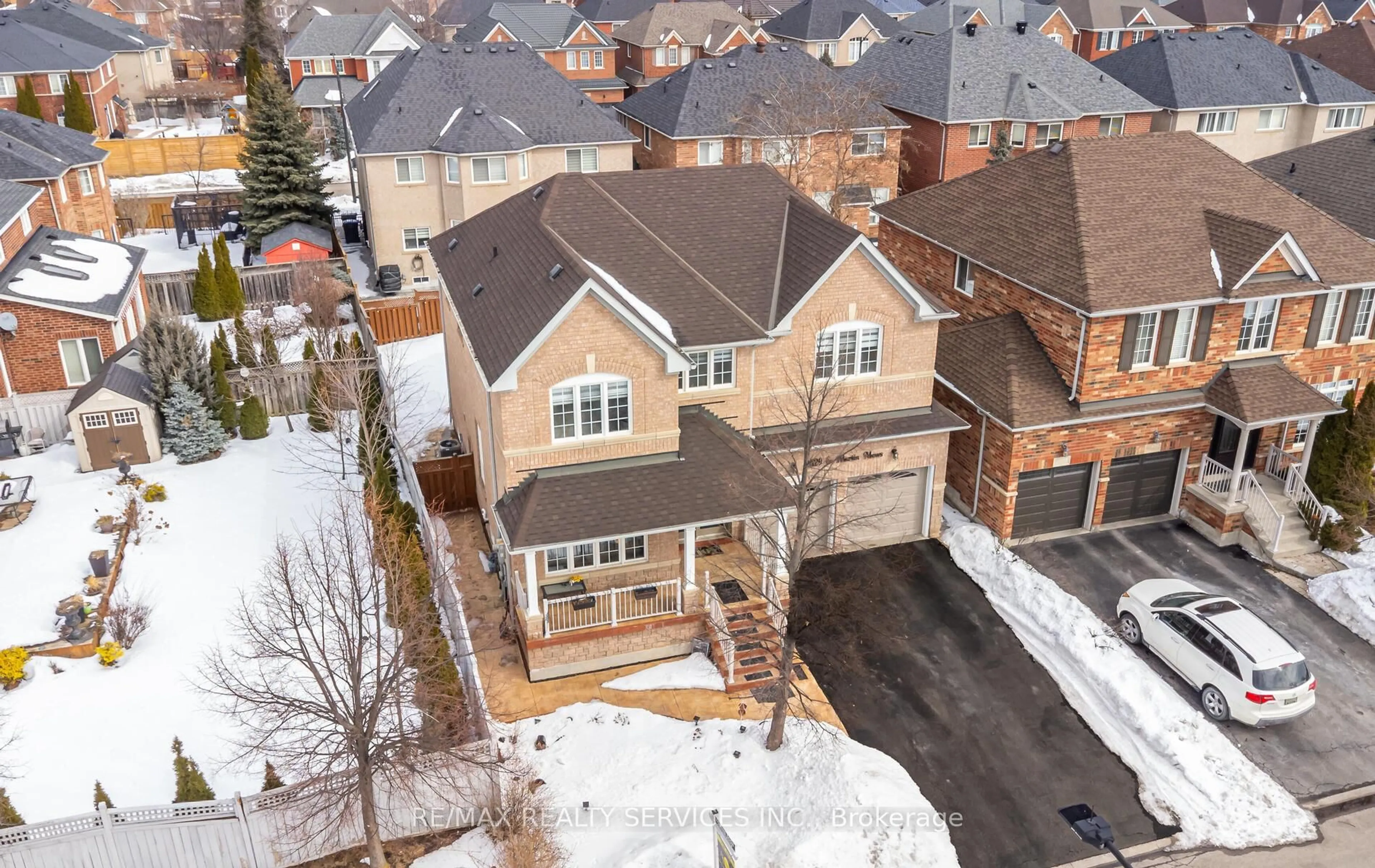 A pic from outside/outdoor area/front of a property/back of a property/a pic from drone, street for 4829 St. Martin Mews, Mississauga Ontario L5M 7J9