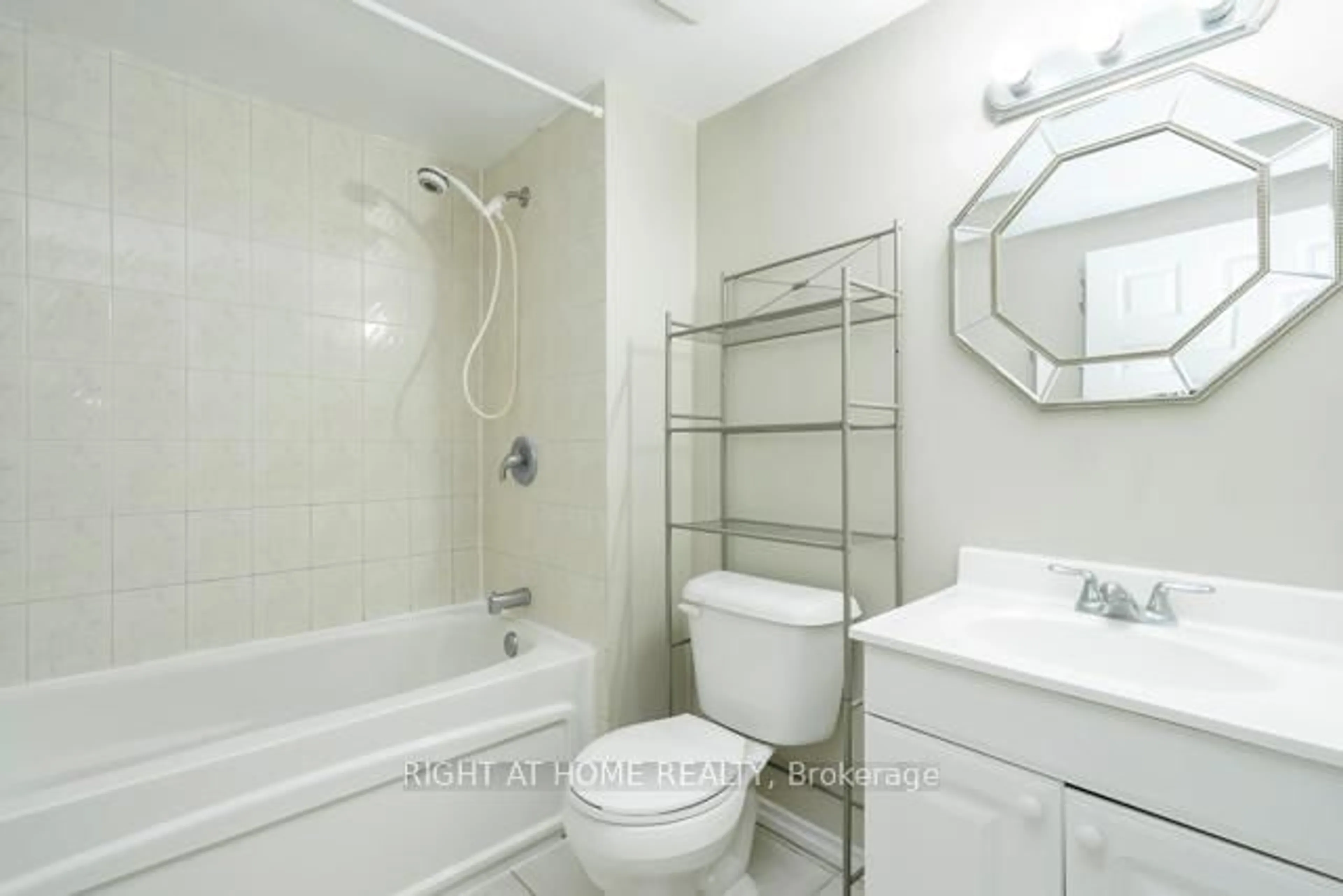 Standard bathroom, unknown for 7438 Magistrate Terr, Mississauga Ontario L5W 1L2
