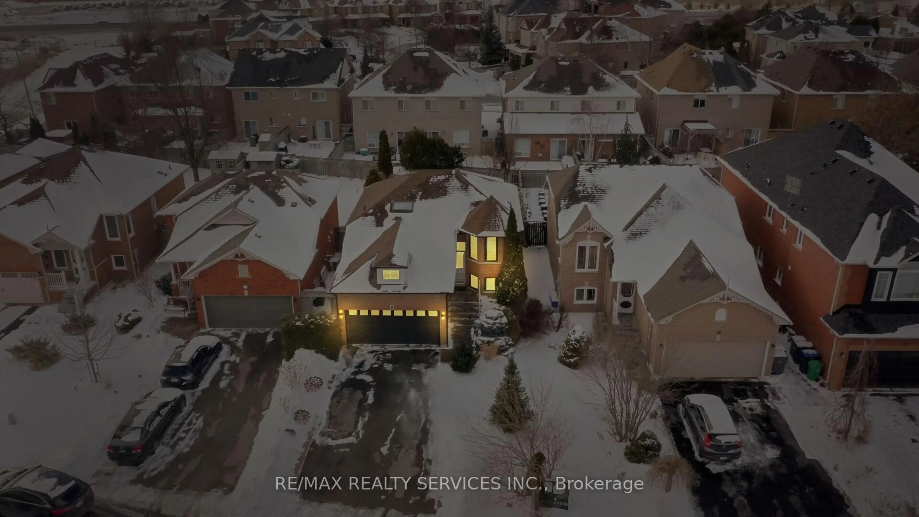 A pic from outside/outdoor area/front of a property/back of a property/a pic from drone, street for 8 Bradwick Crt, Caledon Ontario L7C 1B6