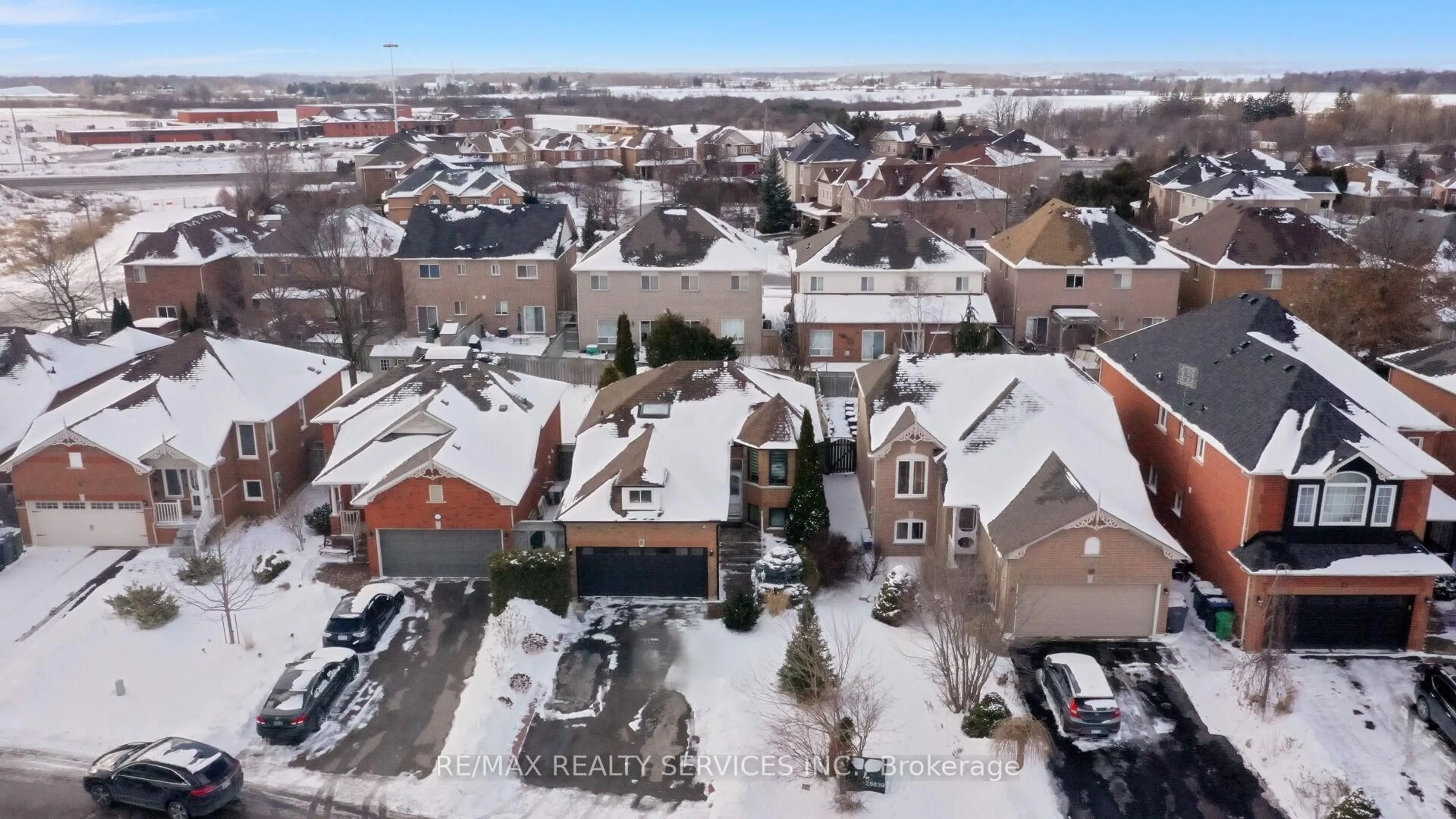 A pic from outside/outdoor area/front of a property/back of a property/a pic from drone, street for 8 Bradwick Crt, Caledon Ontario L7C 1B6