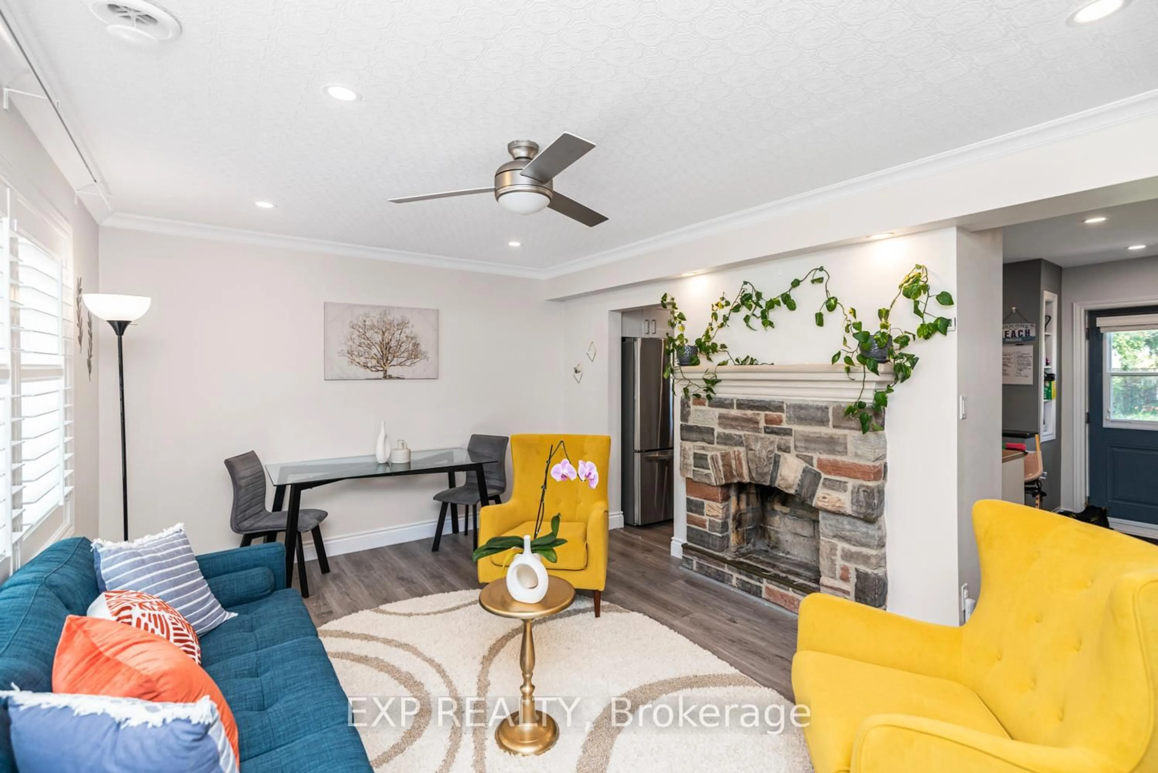 Living room with furniture, unknown for 2055 Churchill Ave, Burlington Ontario L7R 3T8