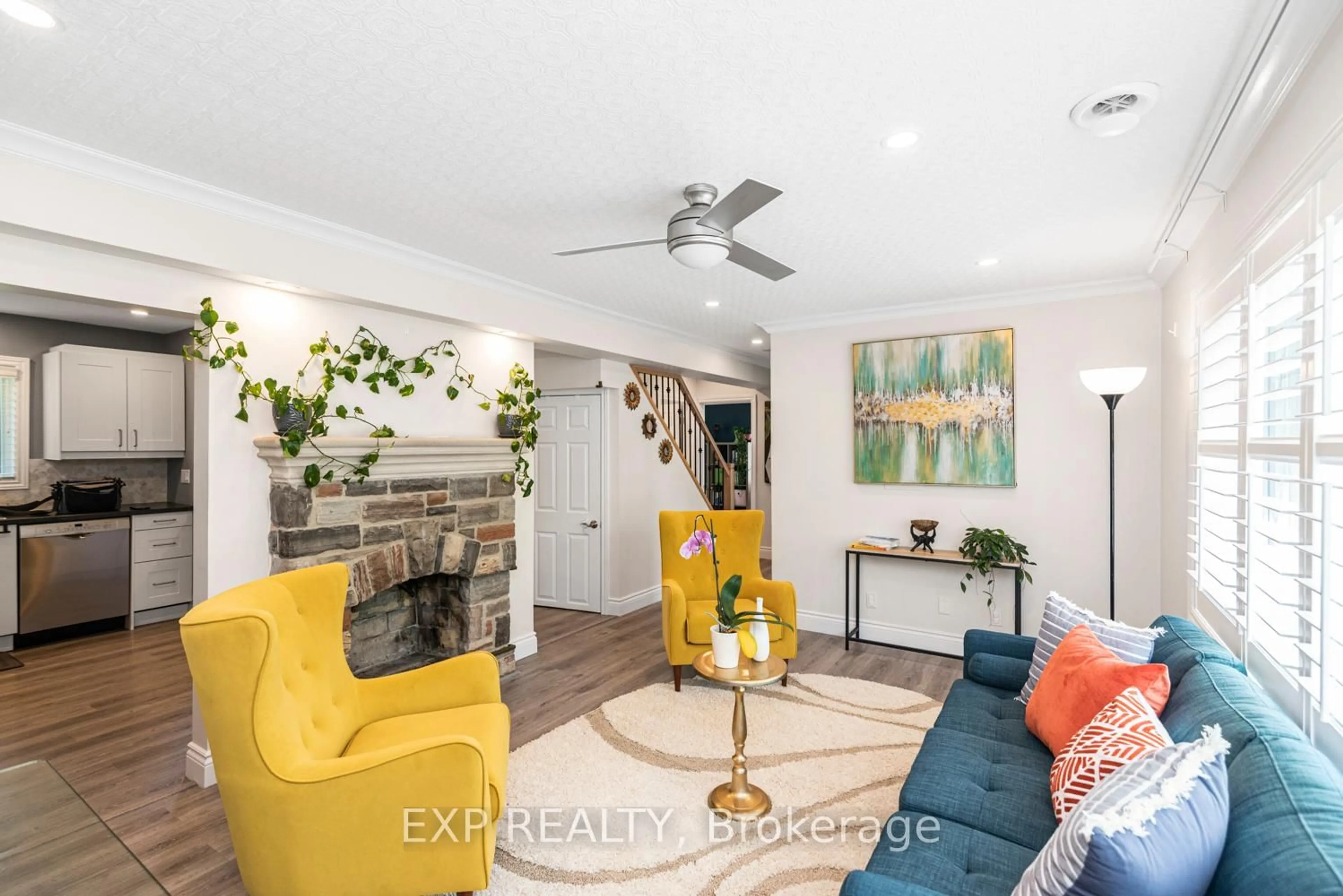 Living room with furniture, unknown for 2055 Churchill Ave, Burlington Ontario L7R 3T8