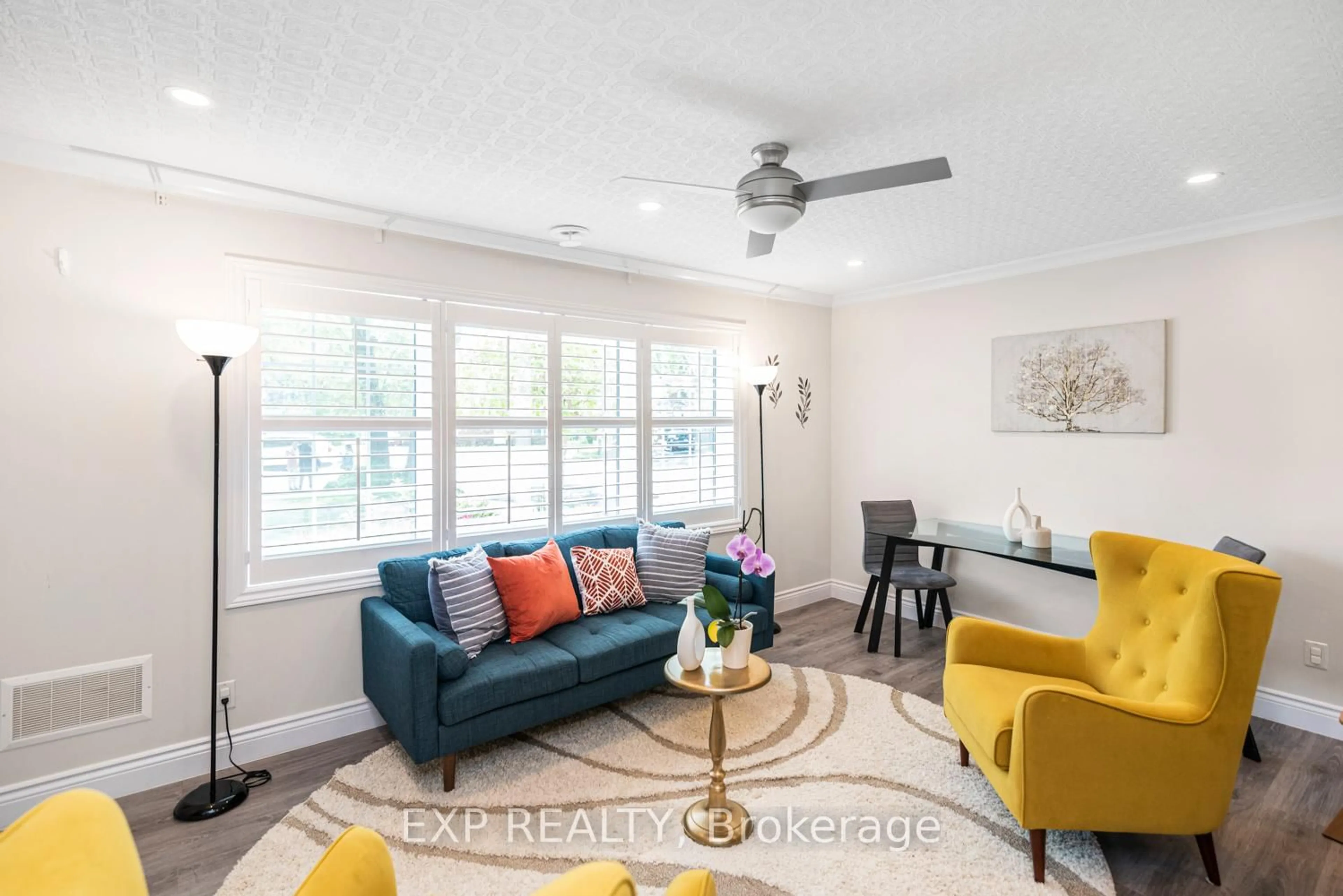 Living room with furniture, unknown for 2055 Churchill Ave, Burlington Ontario L7R 3T8