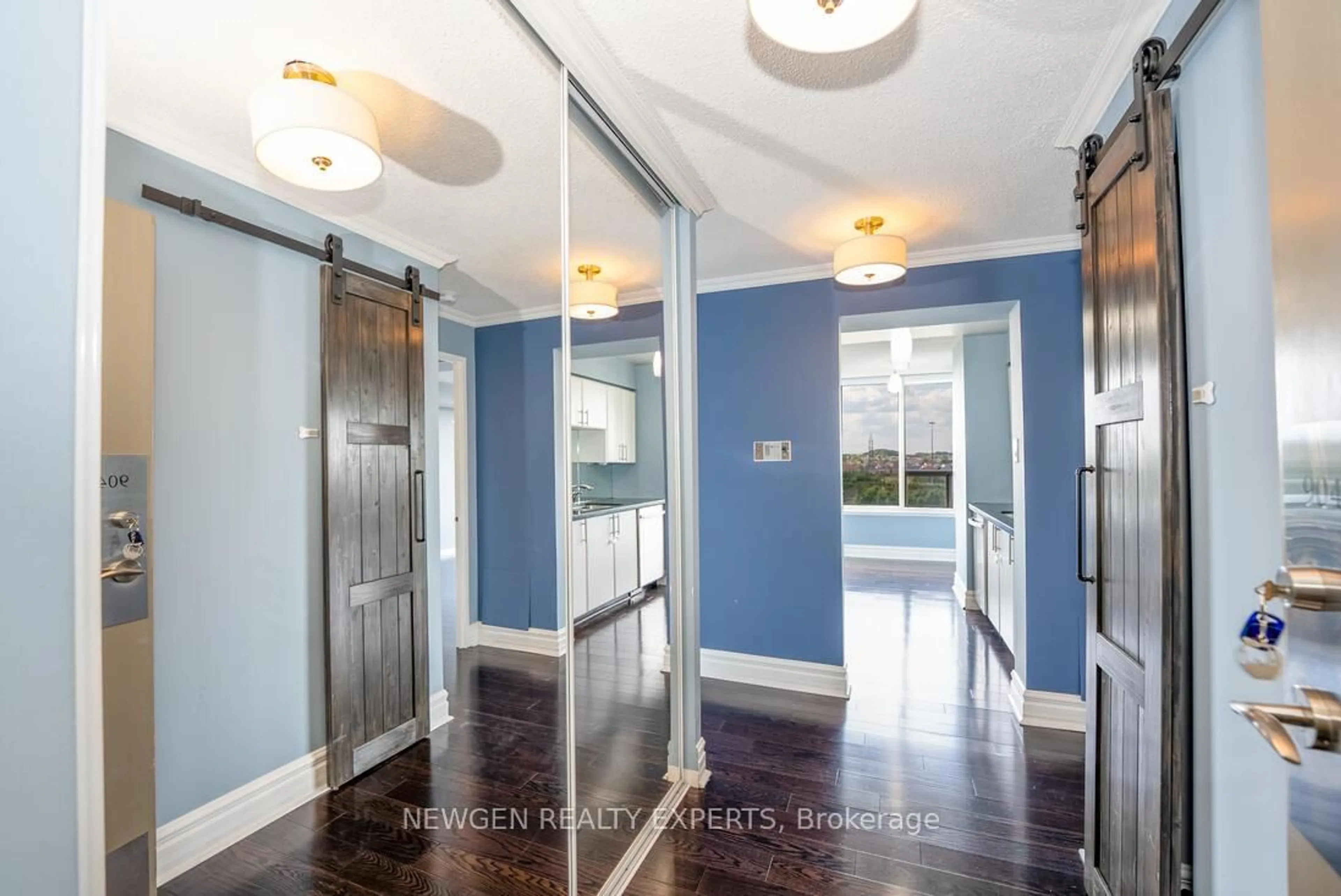 Indoor foyer for 350 Rathburn Rd Rd #904, Mississauga Ontario L5B 3Y2