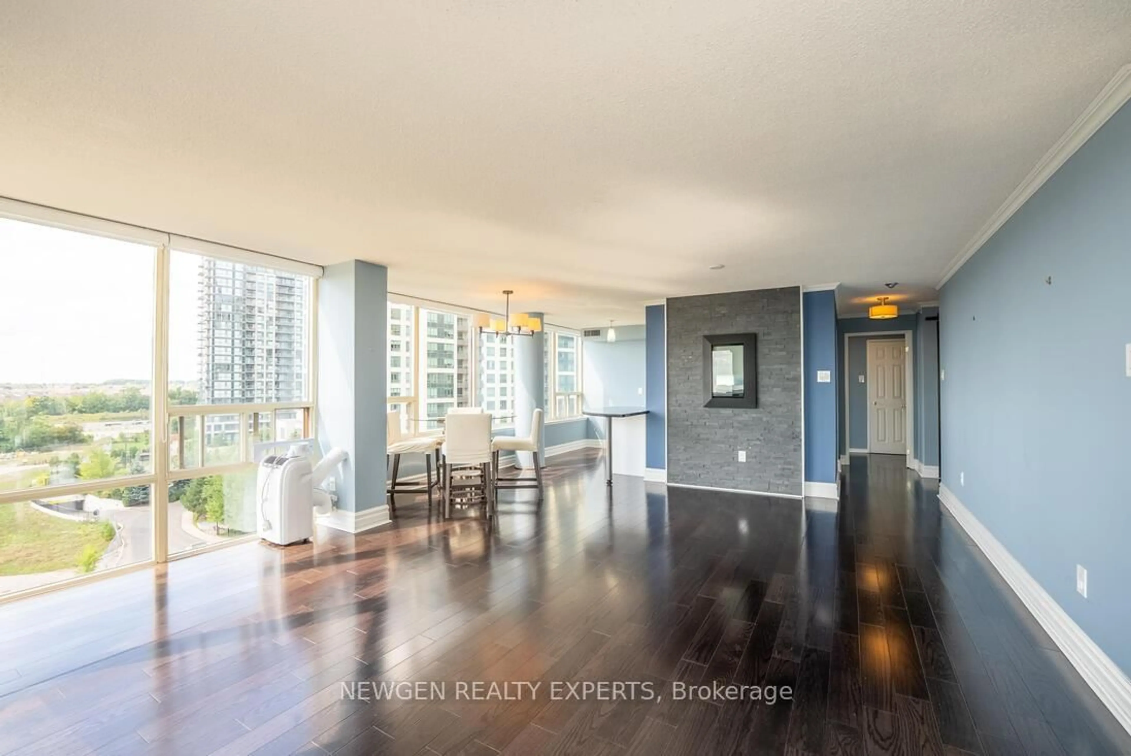 Indoor foyer for 350 Rathburn Rd Rd #904, Mississauga Ontario L5B 3Y2