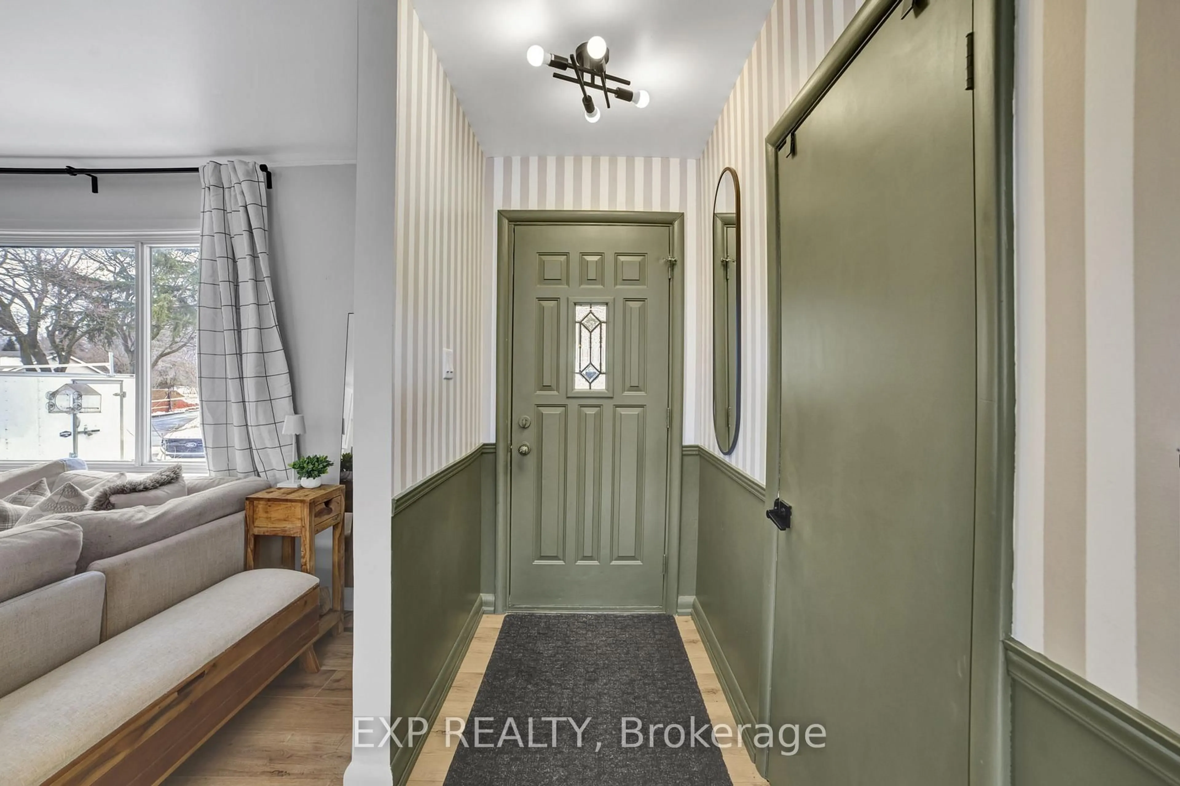 Indoor entryway for 271 Linden Ave, Burlington Ontario L7L 2P4