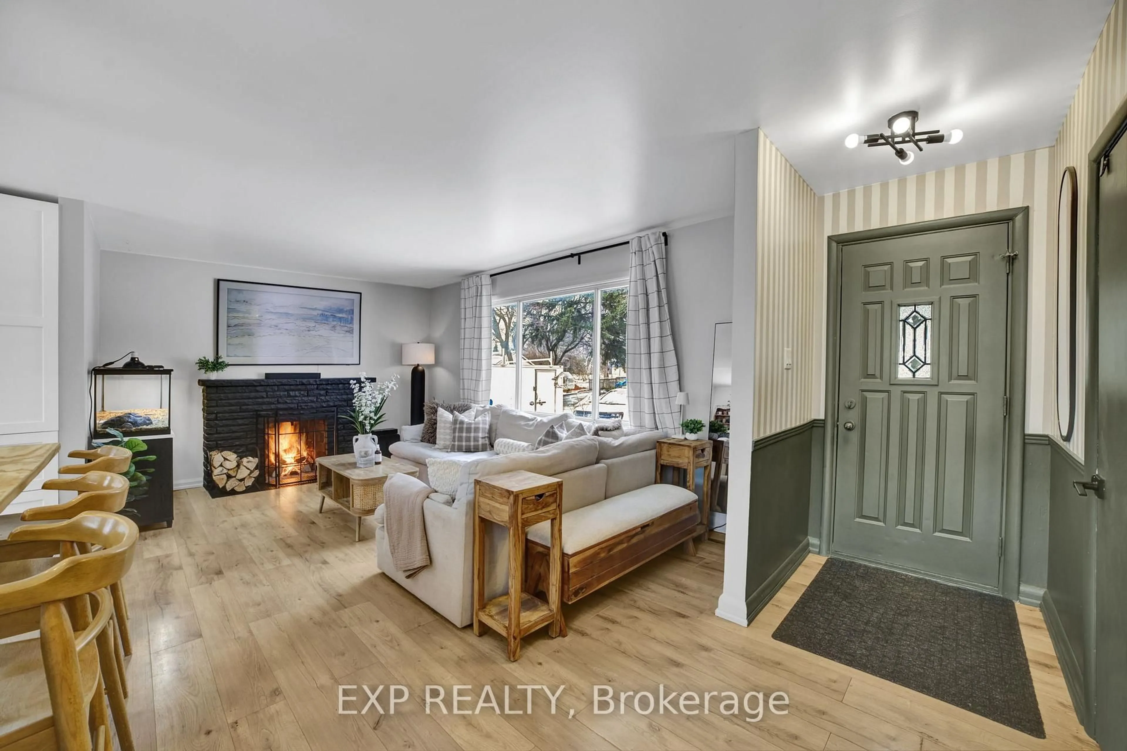 Living room with furniture, unknown for 271 Linden Ave, Burlington Ontario L7L 2P4