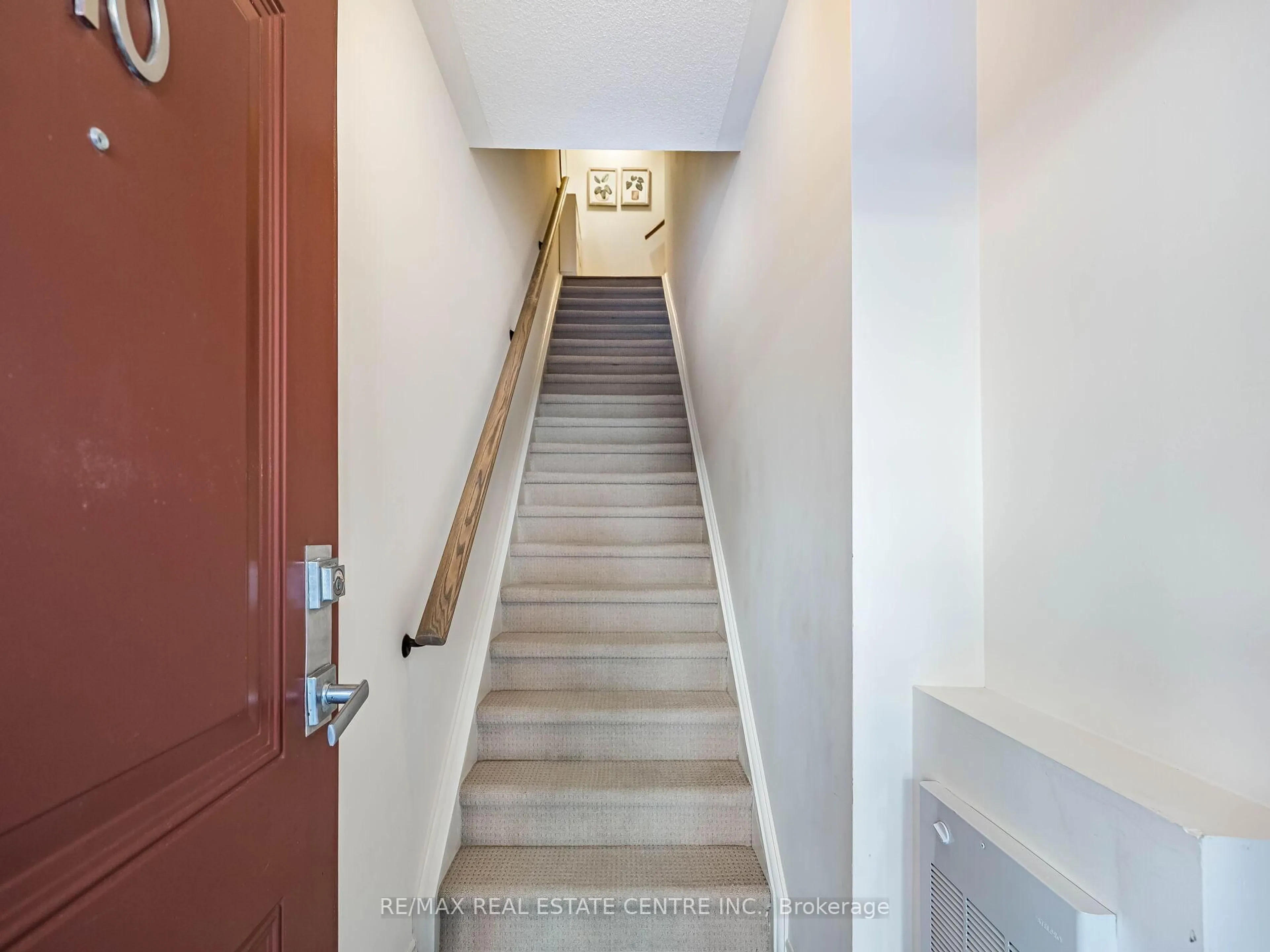 Indoor foyer for 125 Long Branch Ave #10, Toronto Ontario M8W 0A9