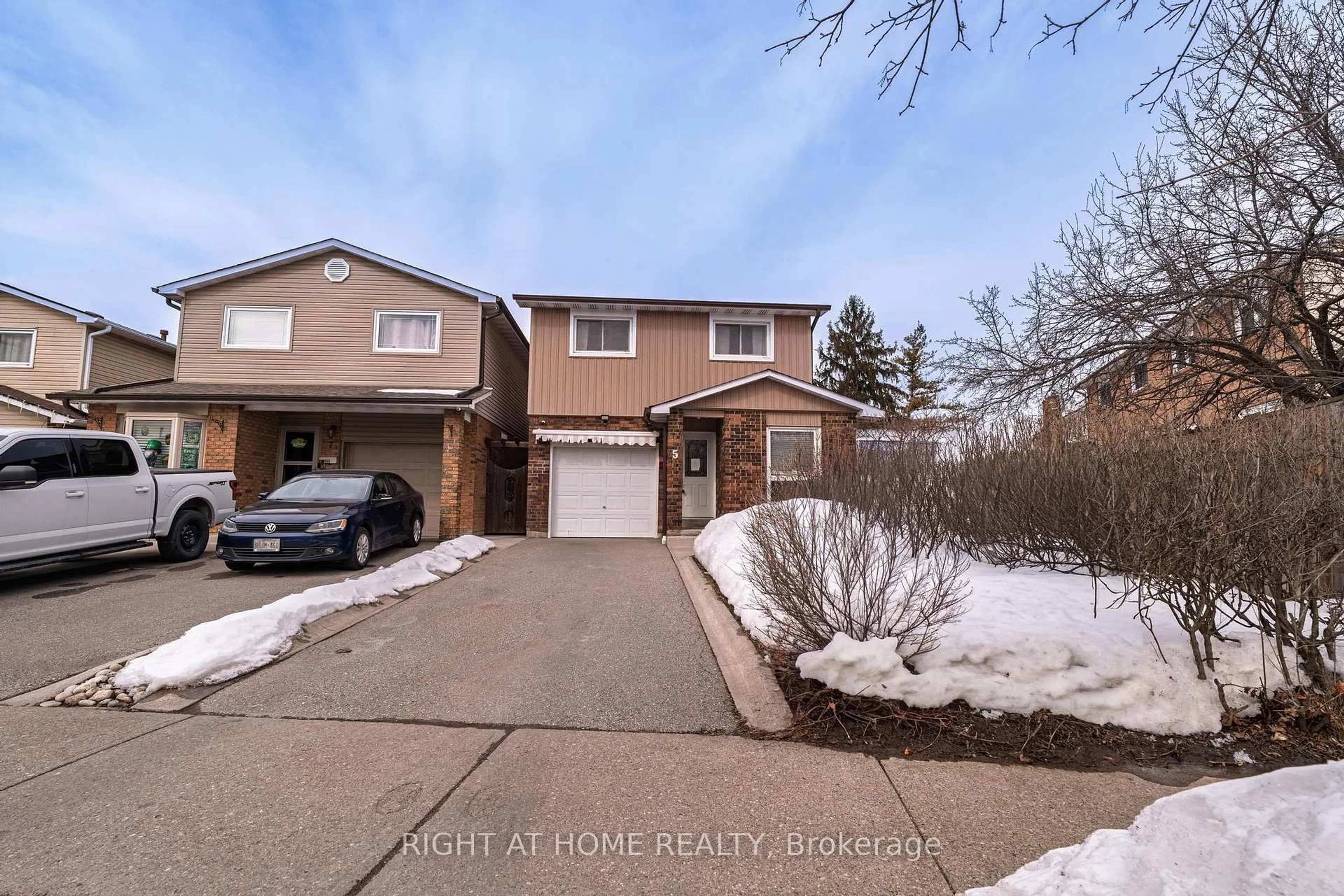 A pic from outside/outdoor area/front of a property/back of a property/a pic from drone, street for 5 Simmons Blvd, Brampton Ontario L6V 3V3