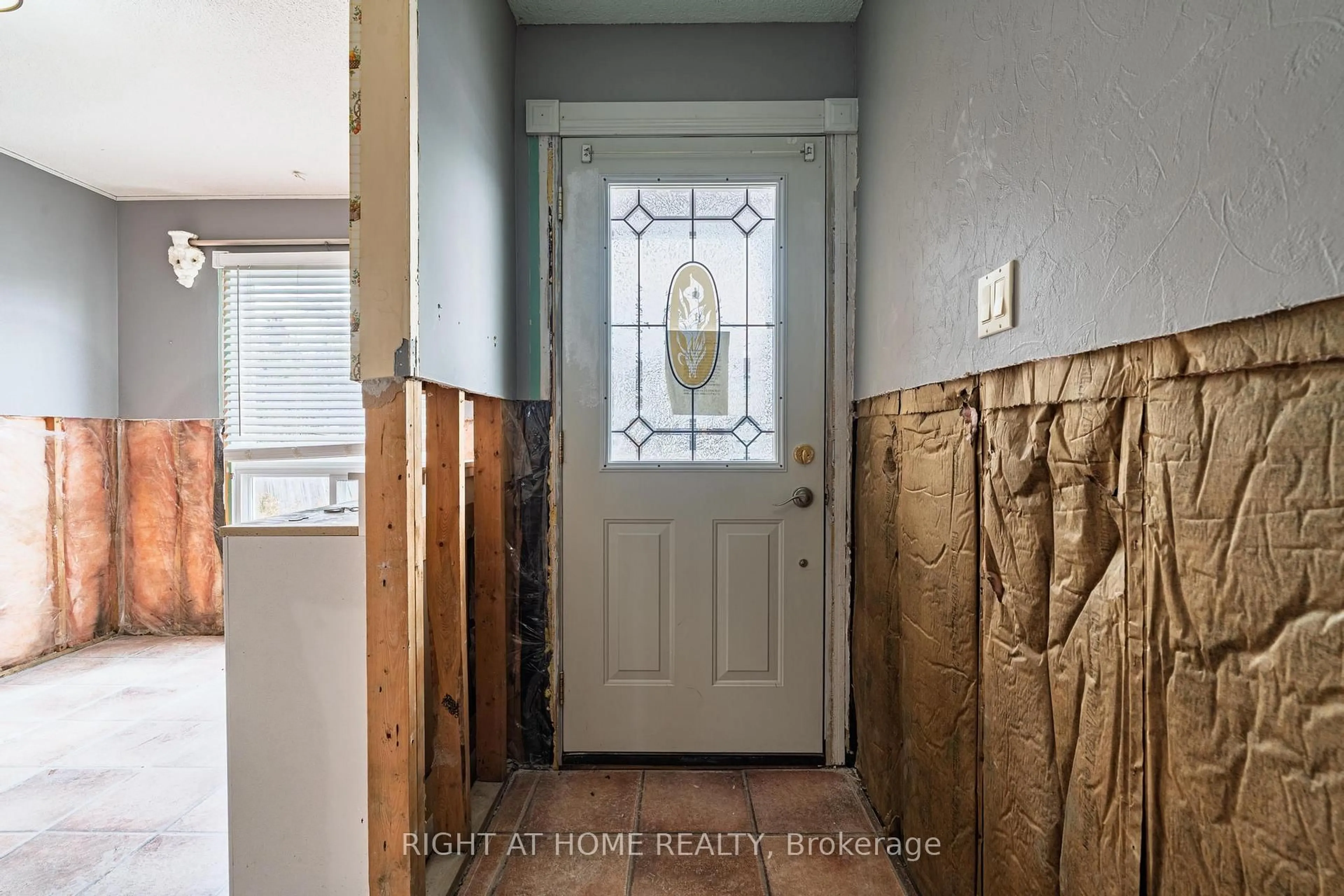 Indoor entryway for 5 Simmons Blvd, Brampton Ontario L6V 3V3