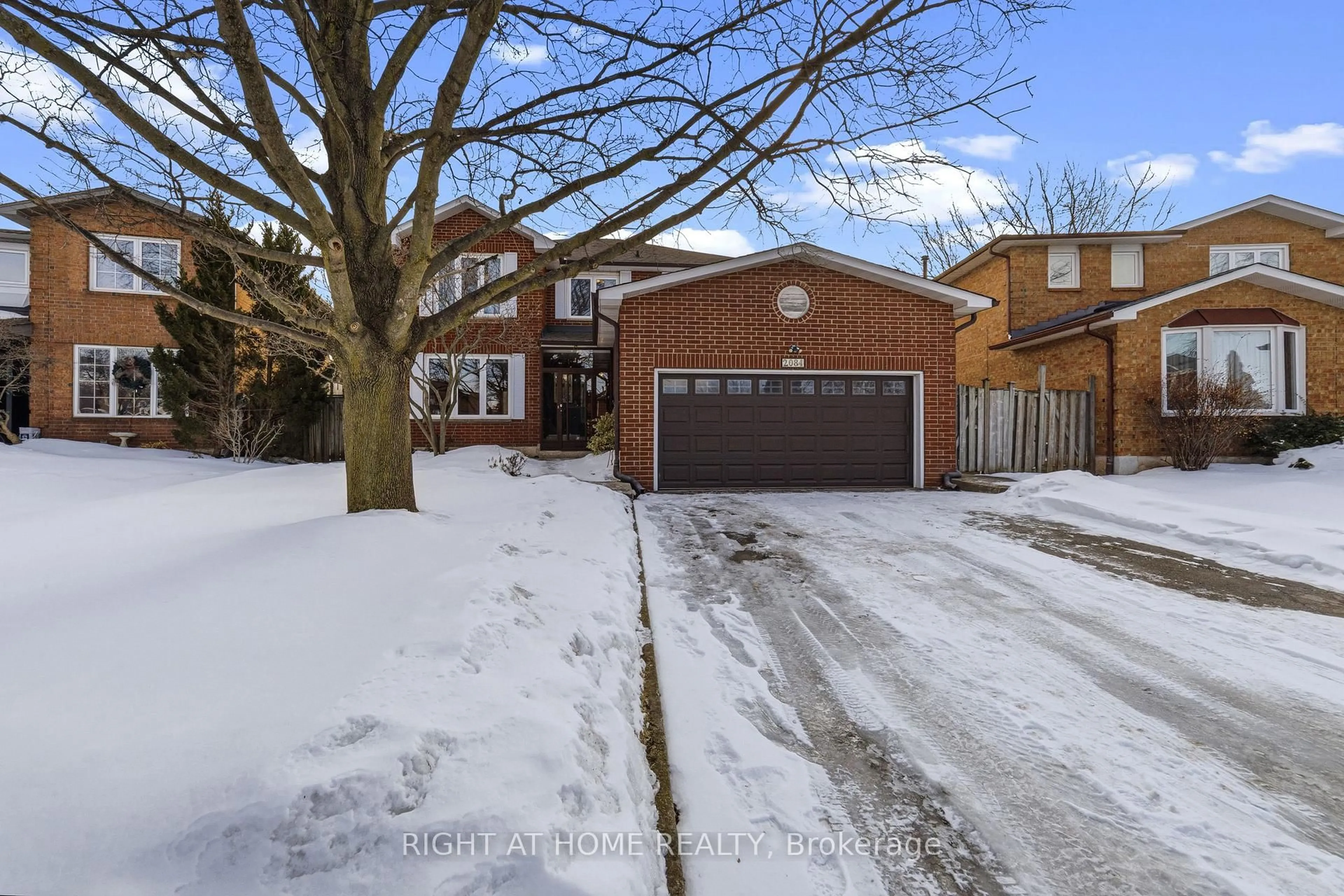 A pic from outside/outdoor area/front of a property/back of a property/a pic from drone, street for 2084 Pen St, Oakville Ontario L6H 3L3