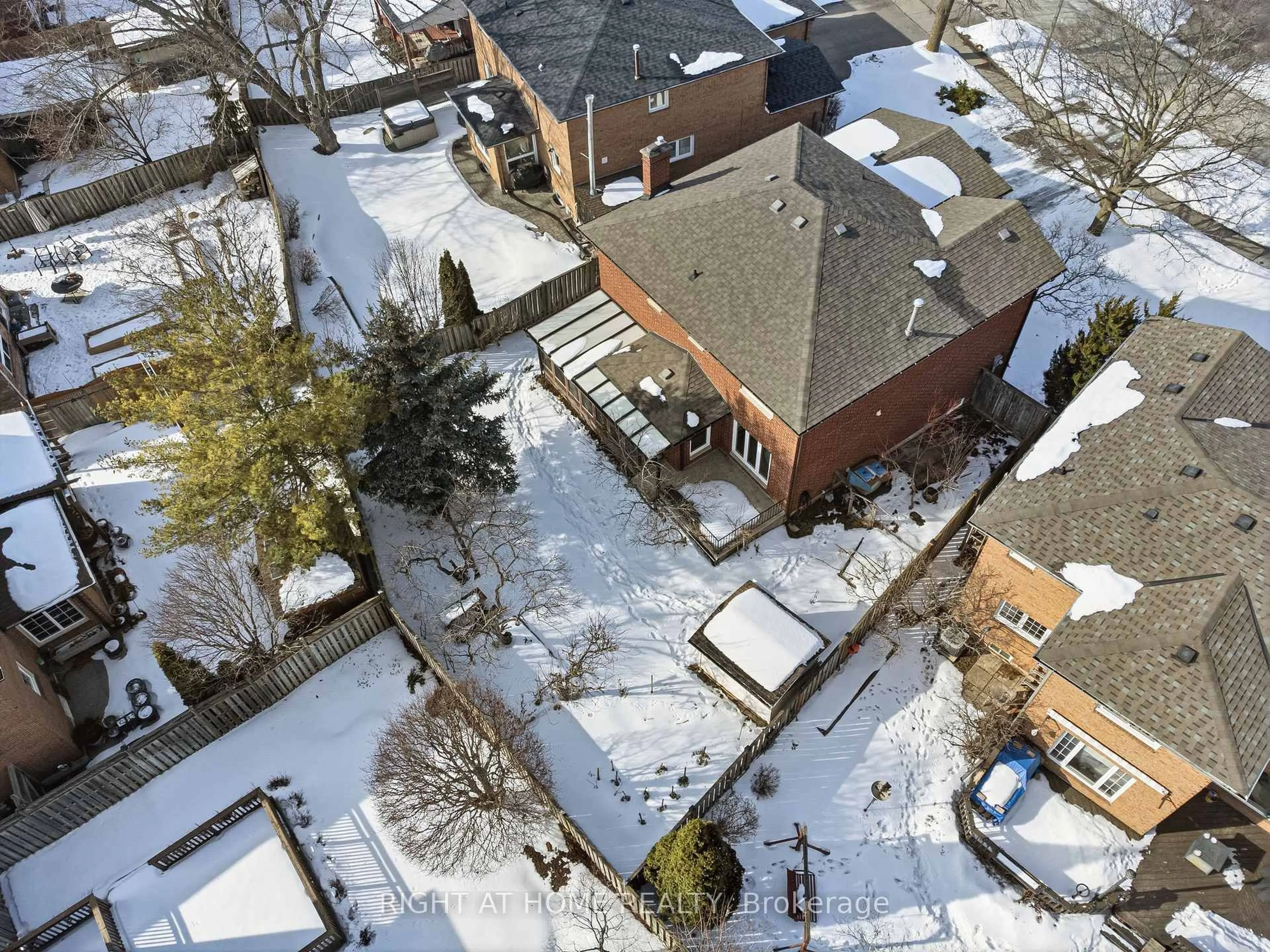 A pic from outside/outdoor area/front of a property/back of a property/a pic from drone, street for 2084 Pen St, Oakville Ontario L6H 3L3