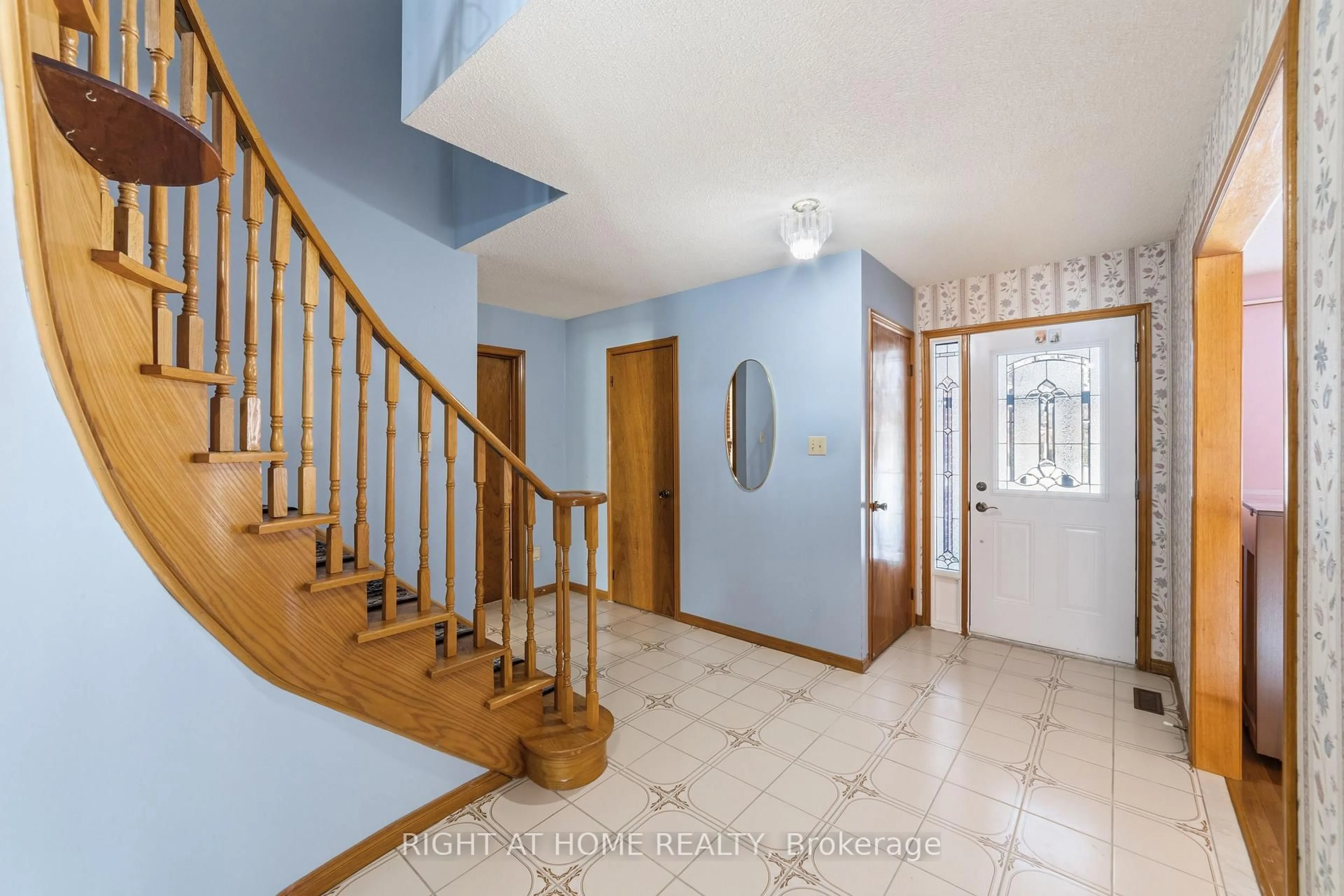 Indoor foyer for 2084 Pen St, Oakville Ontario L6H 3L3