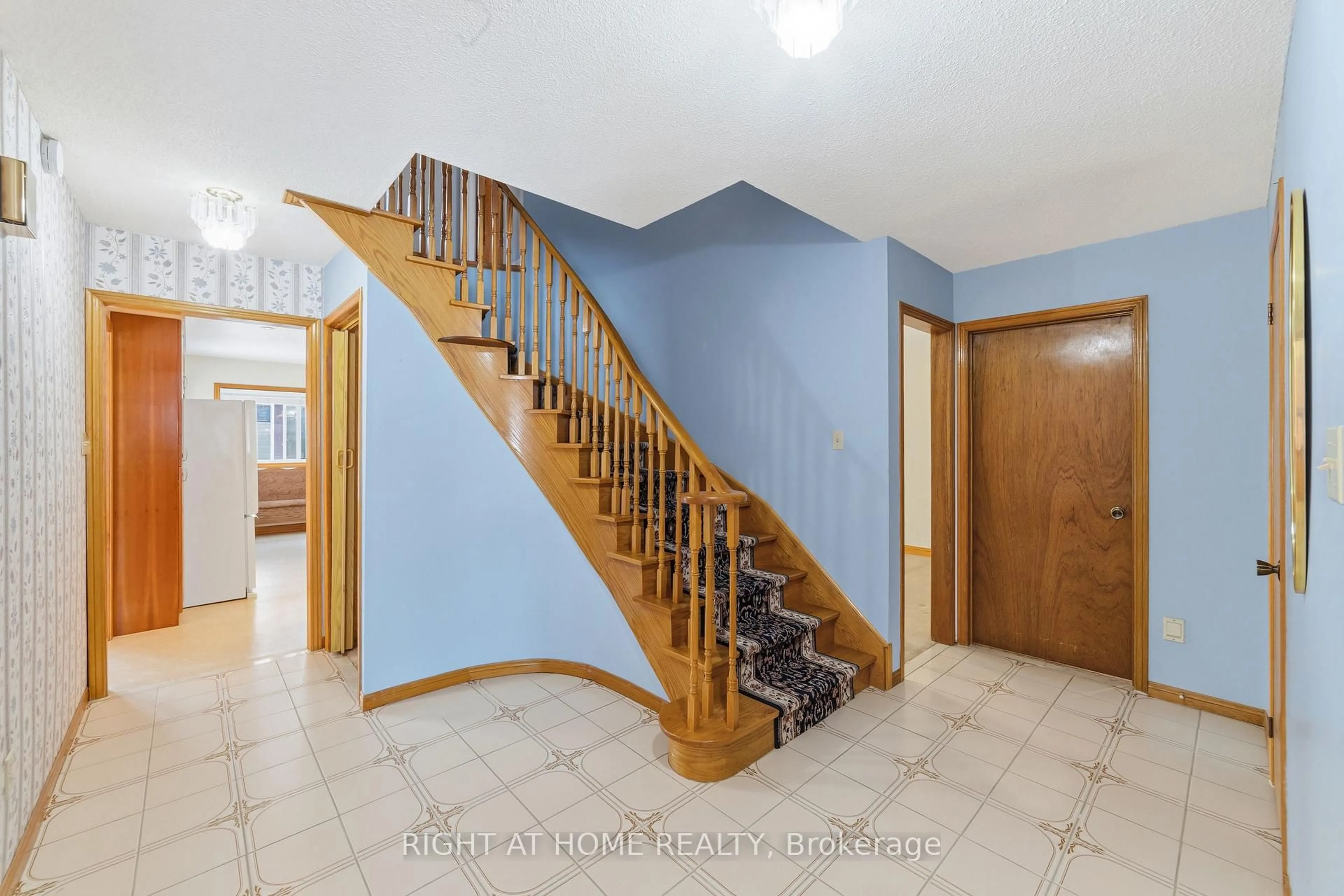 Indoor foyer for 2084 Pen St, Oakville Ontario L6H 3L3