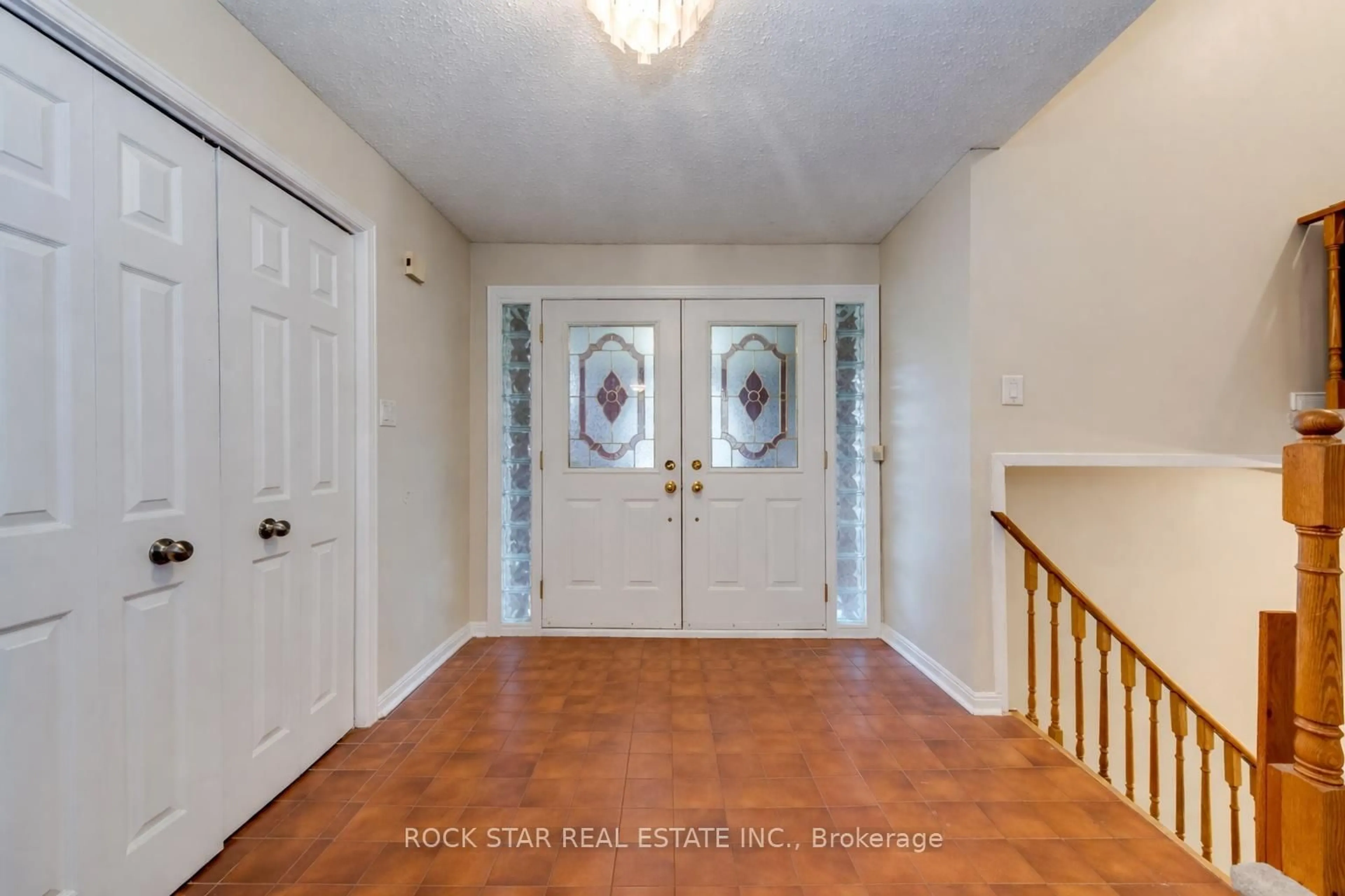 Indoor entryway for 14 Cairnmore Crt, Brampton Ontario L6Z 1T6