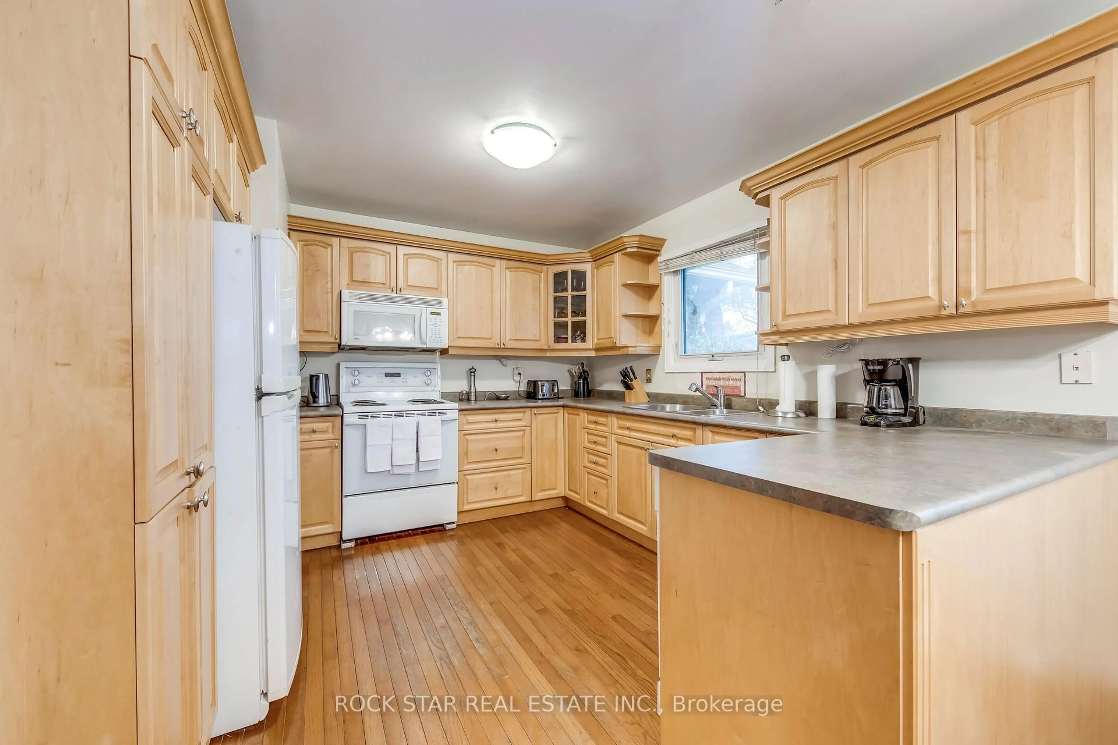 Standard kitchen, wood/laminate floor for 14 Cairnmore Crt, Brampton Ontario L6Z 1T6