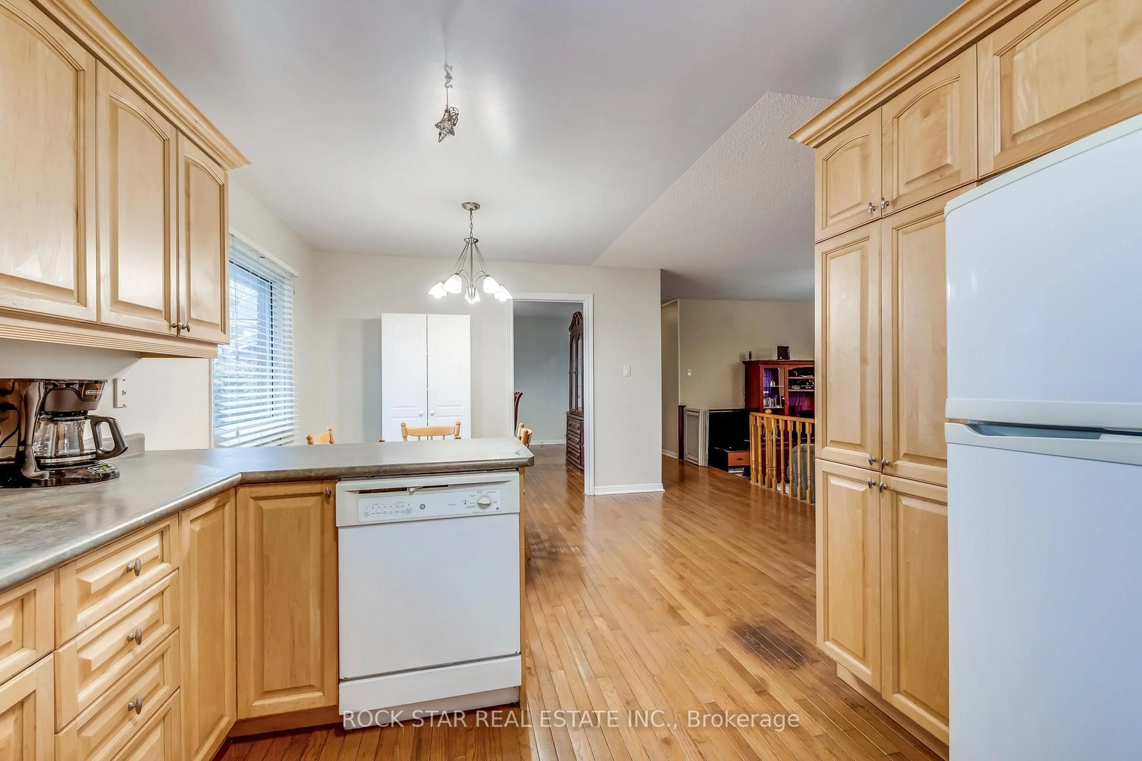 Open concept kitchen, unknown for 14 Cairnmore Crt, Brampton Ontario L6Z 1T6