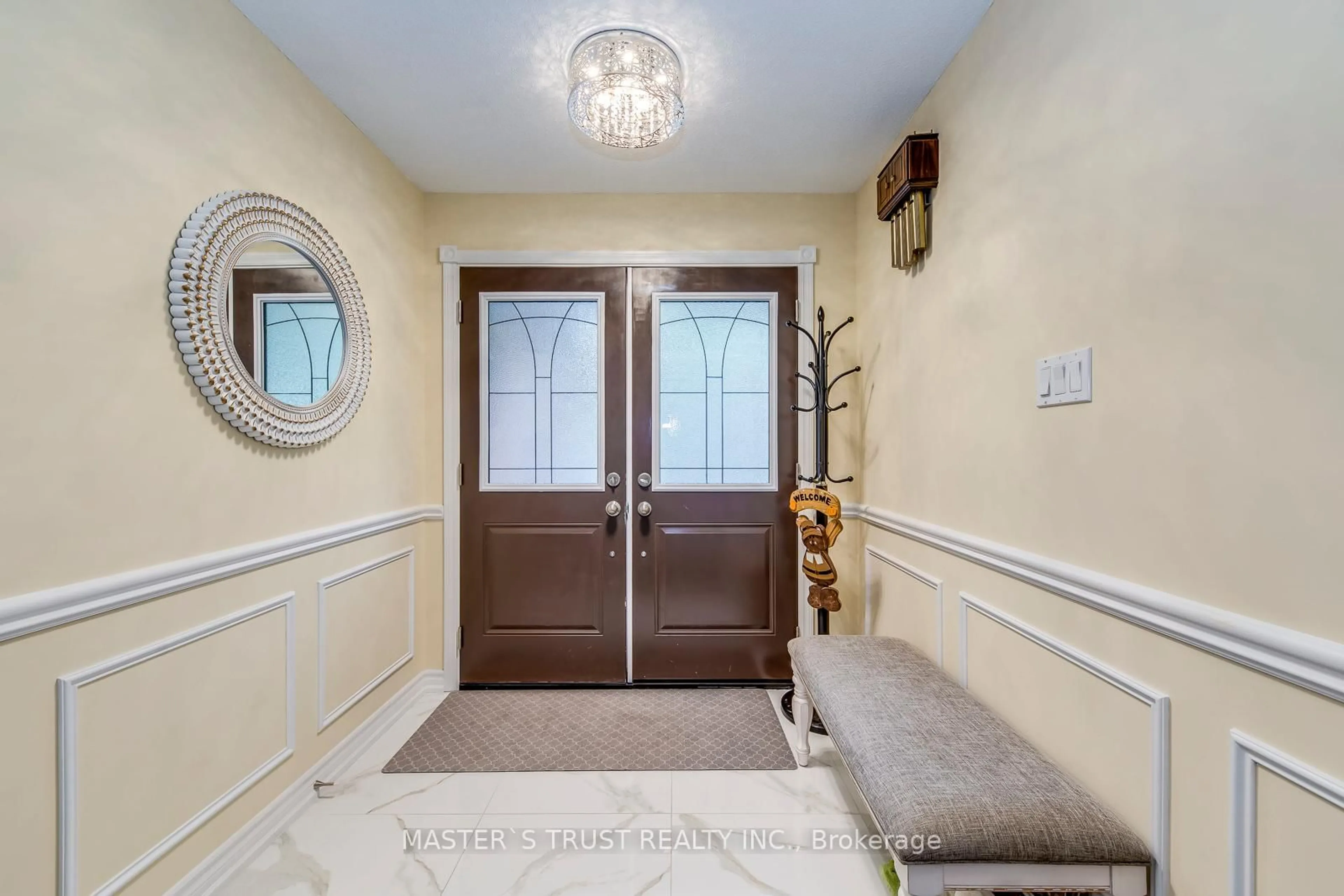 Indoor entryway for 5428 Edencroft Cres, Mississauga Ontario L5M 4M7