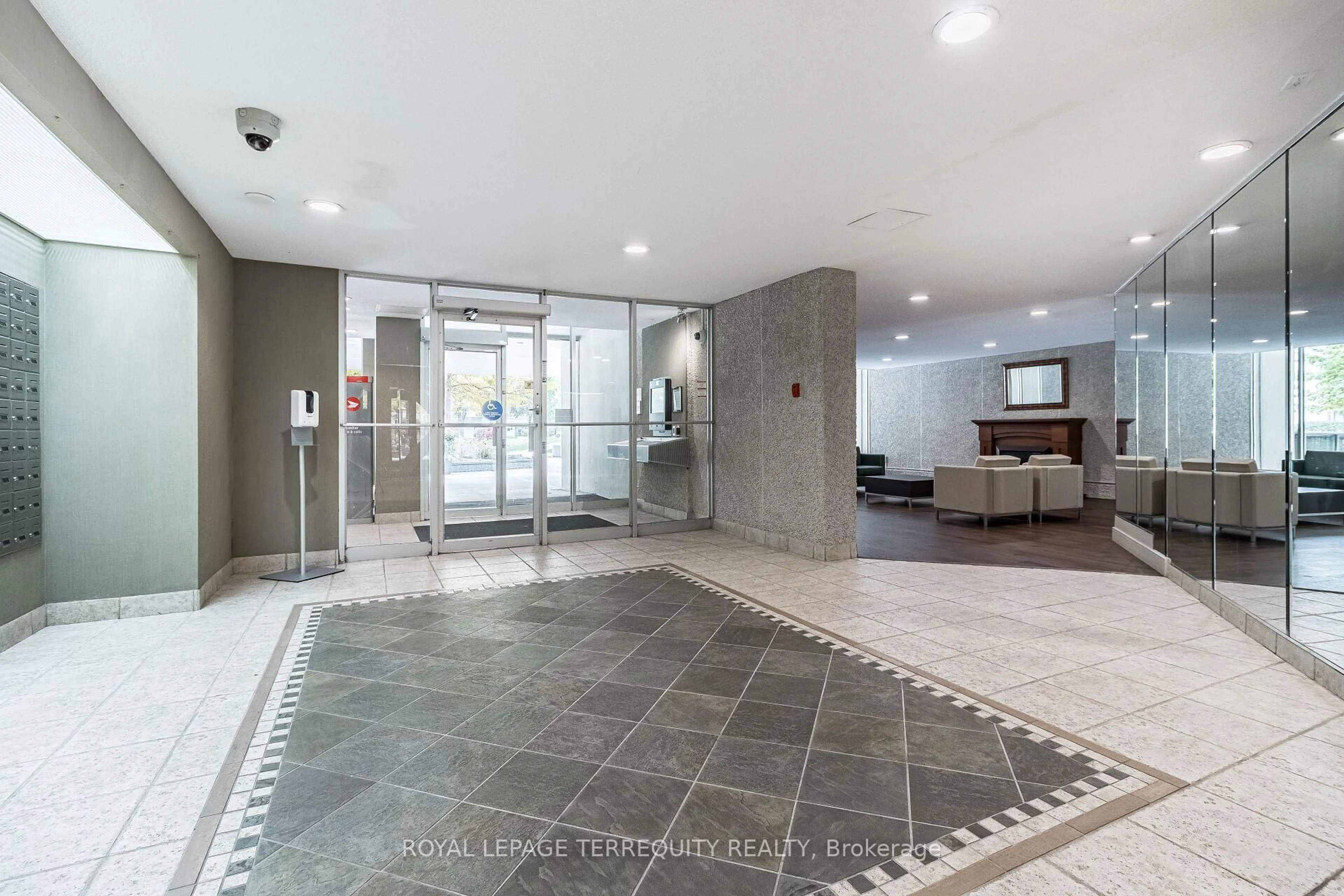 Indoor foyer for 812 Burnhamthorpe Rd #1907, Toronto Ontario M9C 4W1