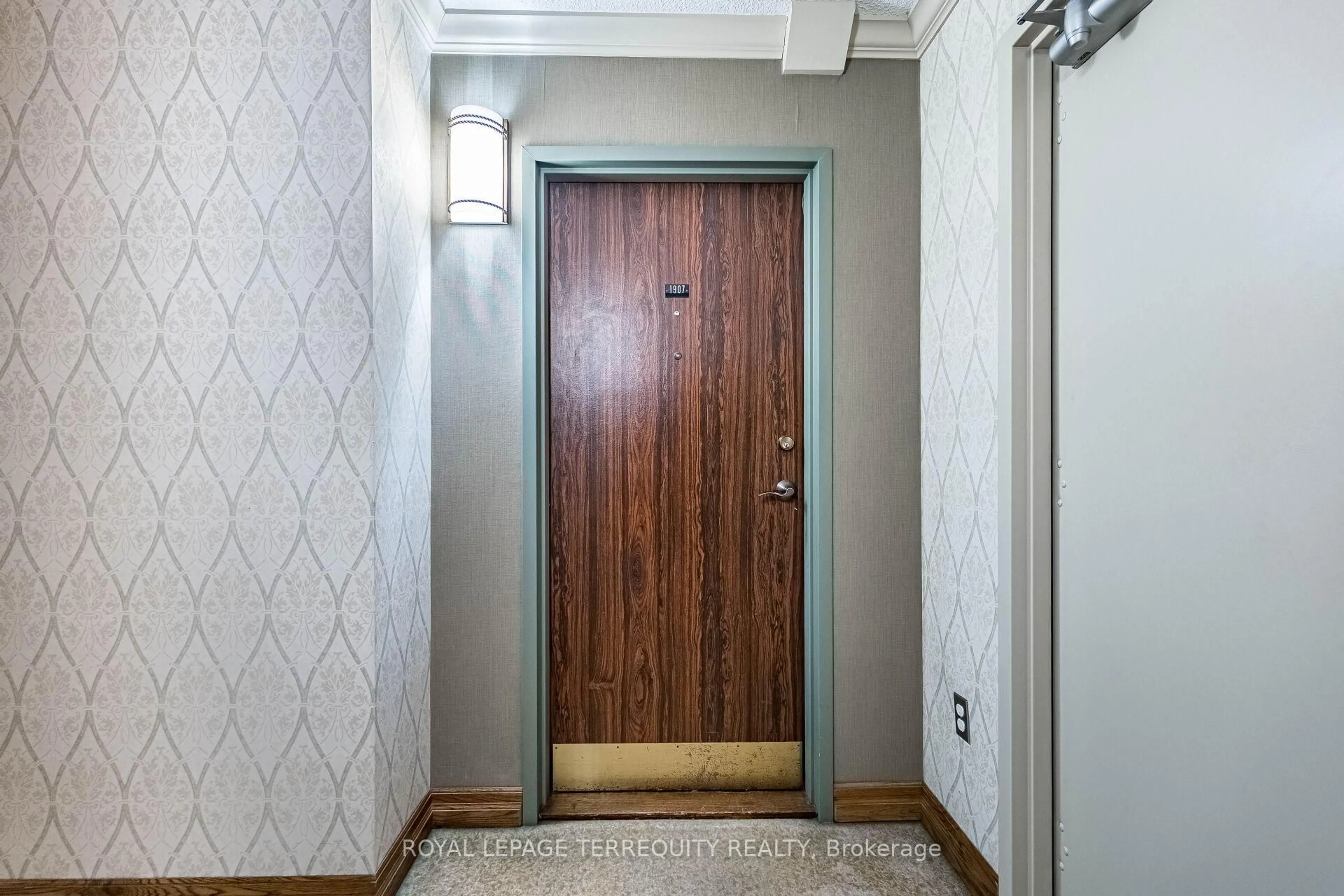 Indoor entryway for 812 Burnhamthorpe Rd #1907, Toronto Ontario M9C 4W1