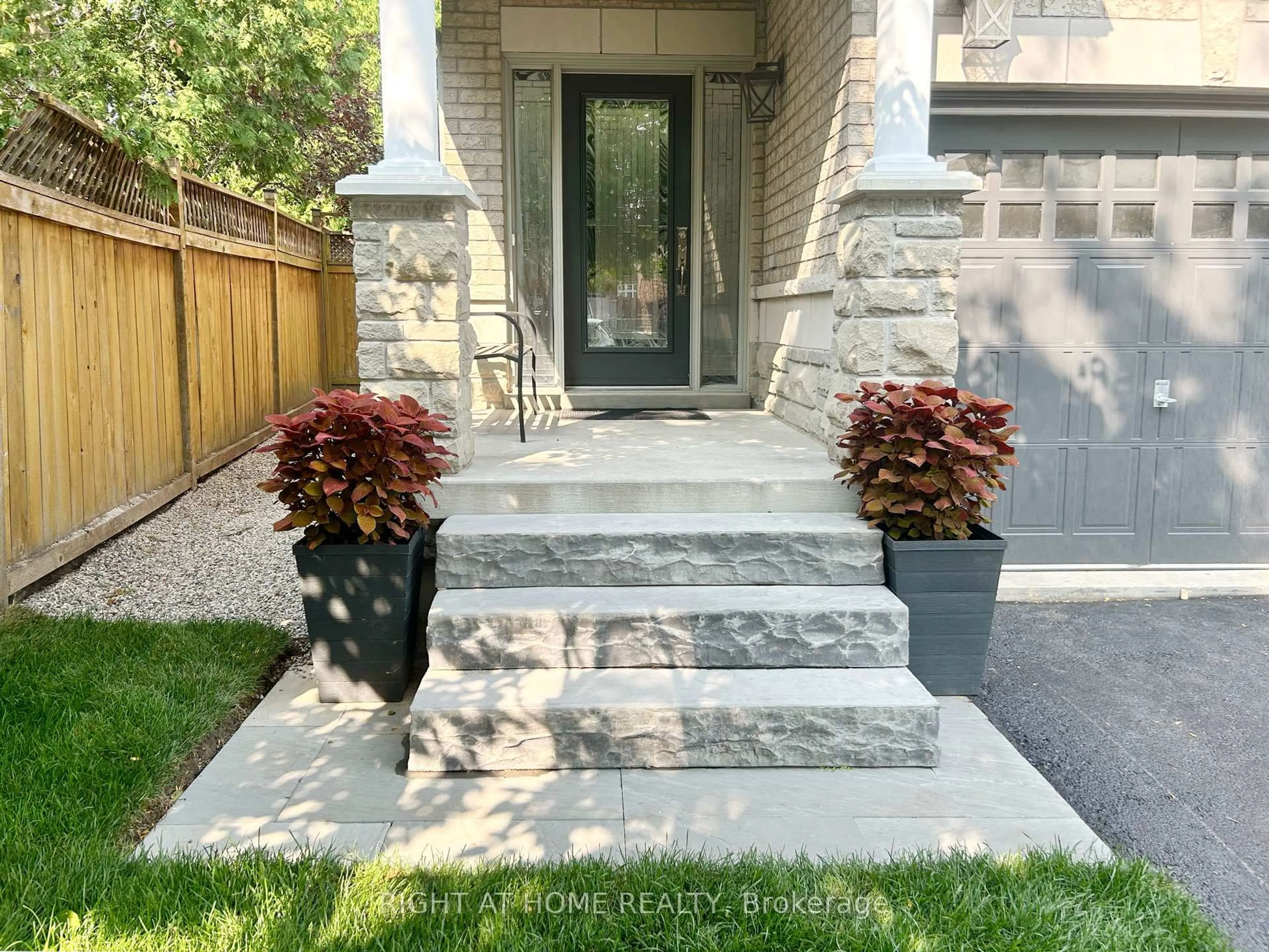 Indoor entryway for 5515 Doctor Peddle Cres, Mississauga Ontario L5M 0K6
