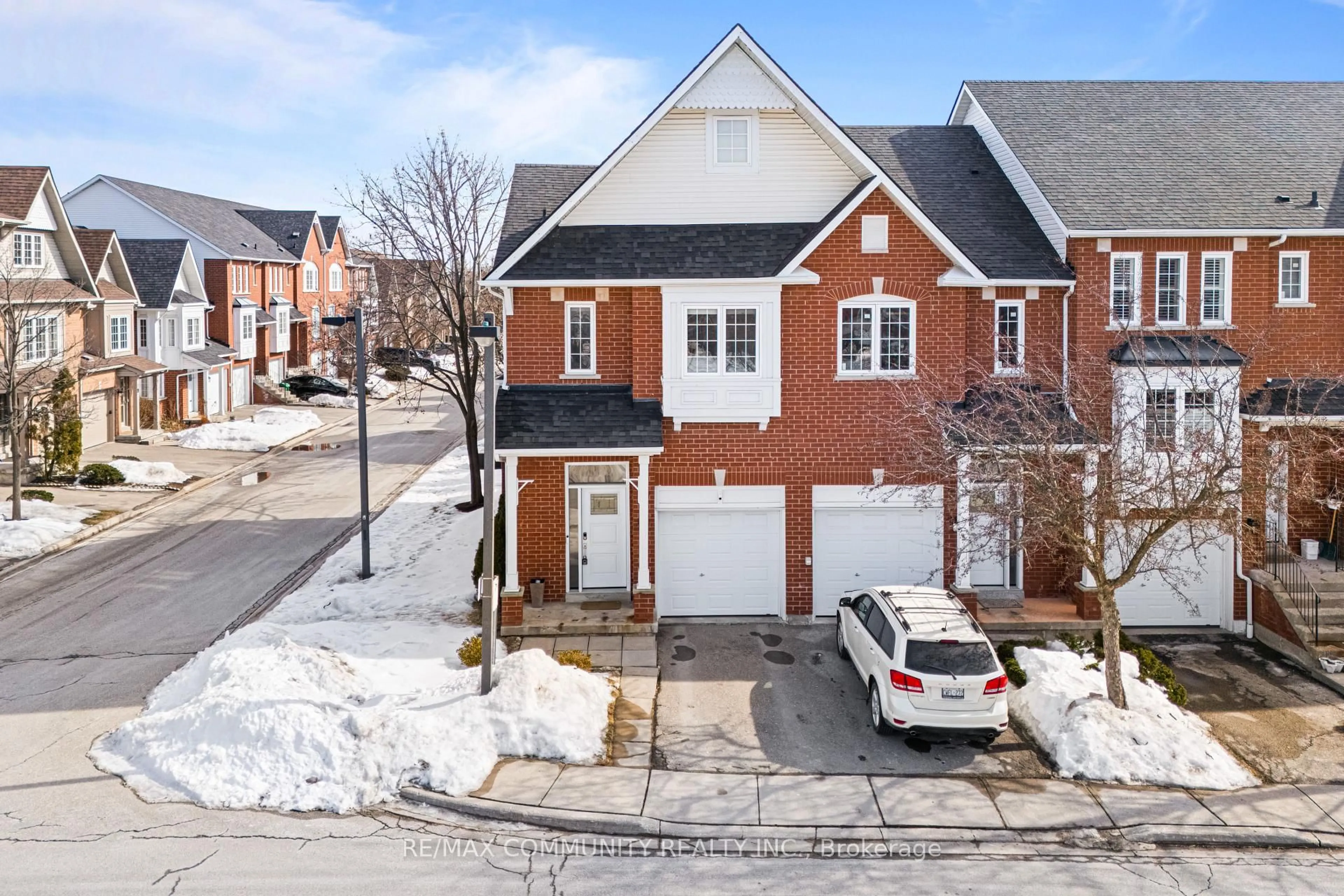 A pic from outside/outdoor area/front of a property/back of a property/a pic from drone, street for 1588 South Parade Crt #49, Mississauga Ontario L5M 6E7