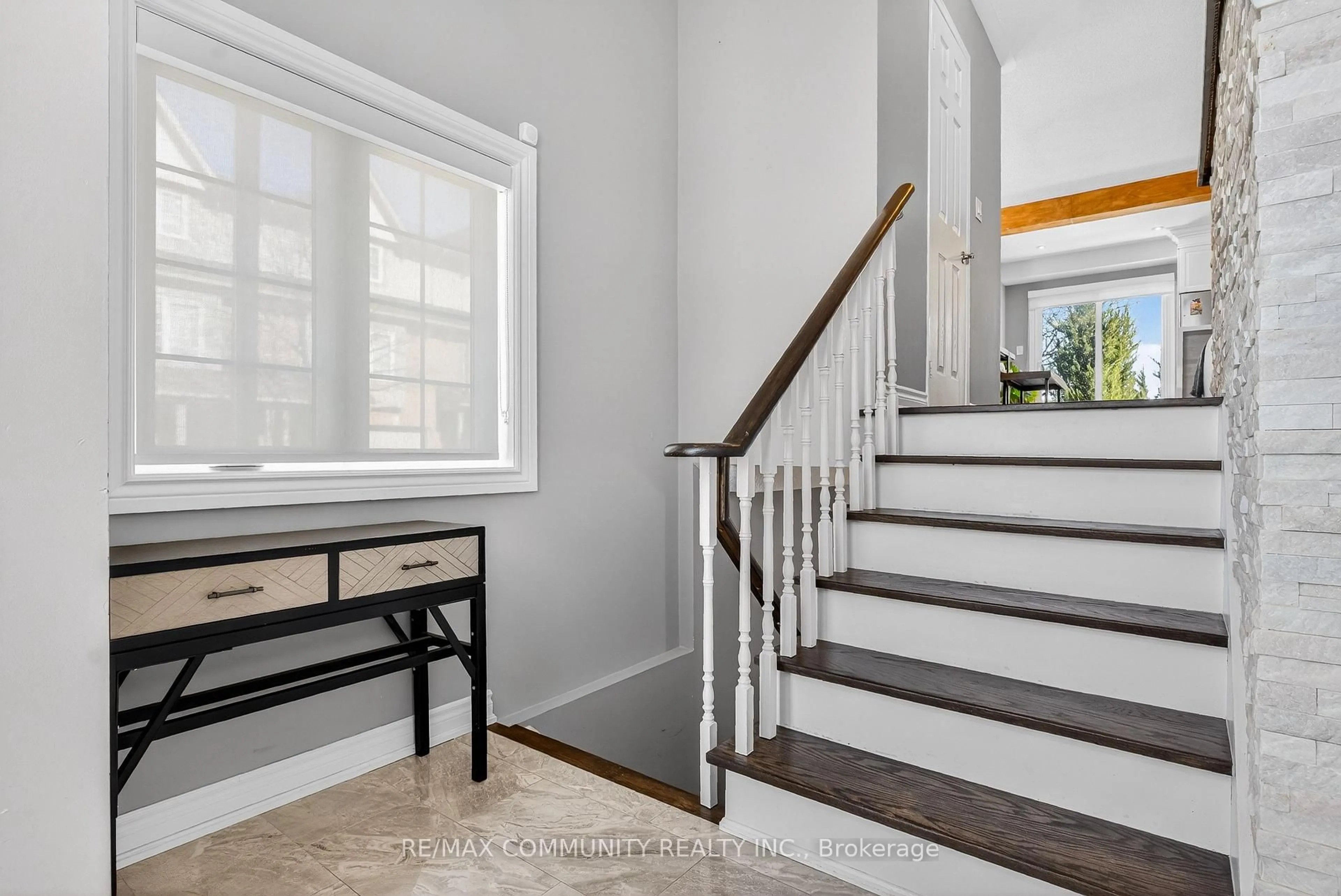 Indoor entryway for 1588 South Parade Crt #49, Mississauga Ontario L5M 6E7