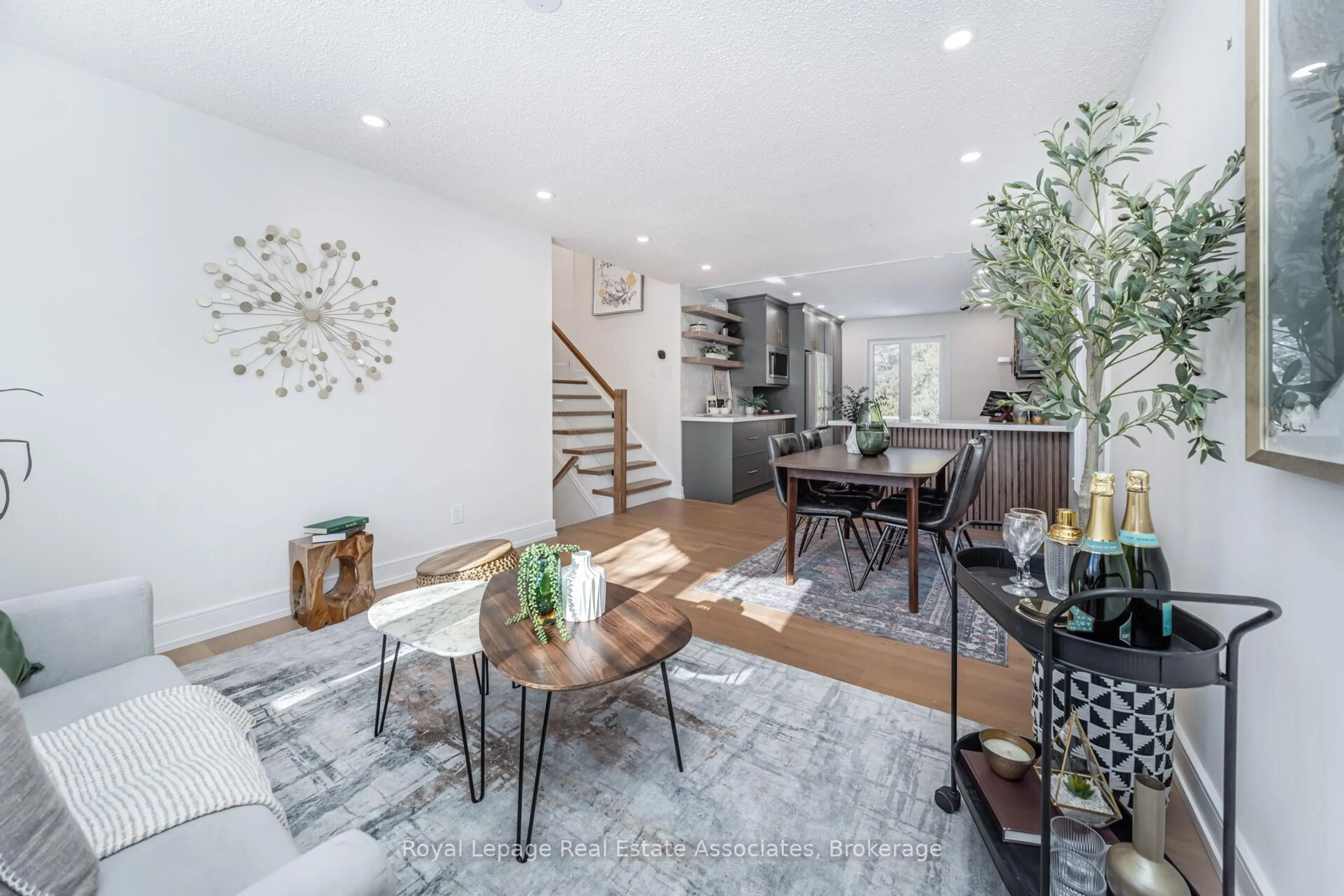 Open concept kitchen, unknown for 471 Valhalla Crt, Oakville Ontario L6L 5M5