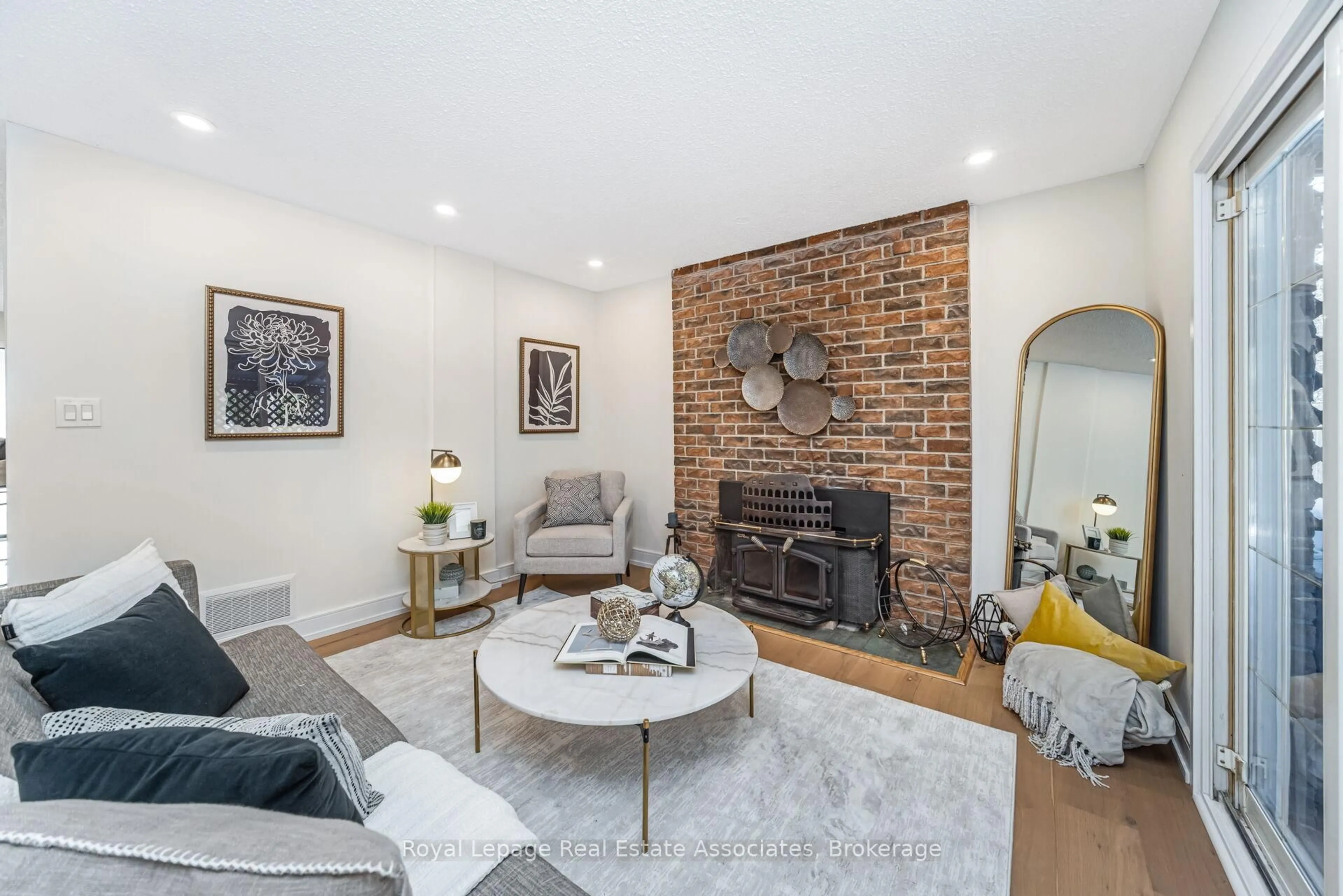 Living room with furniture, unknown for 471 Valhalla Crt, Oakville Ontario L6L 5M5