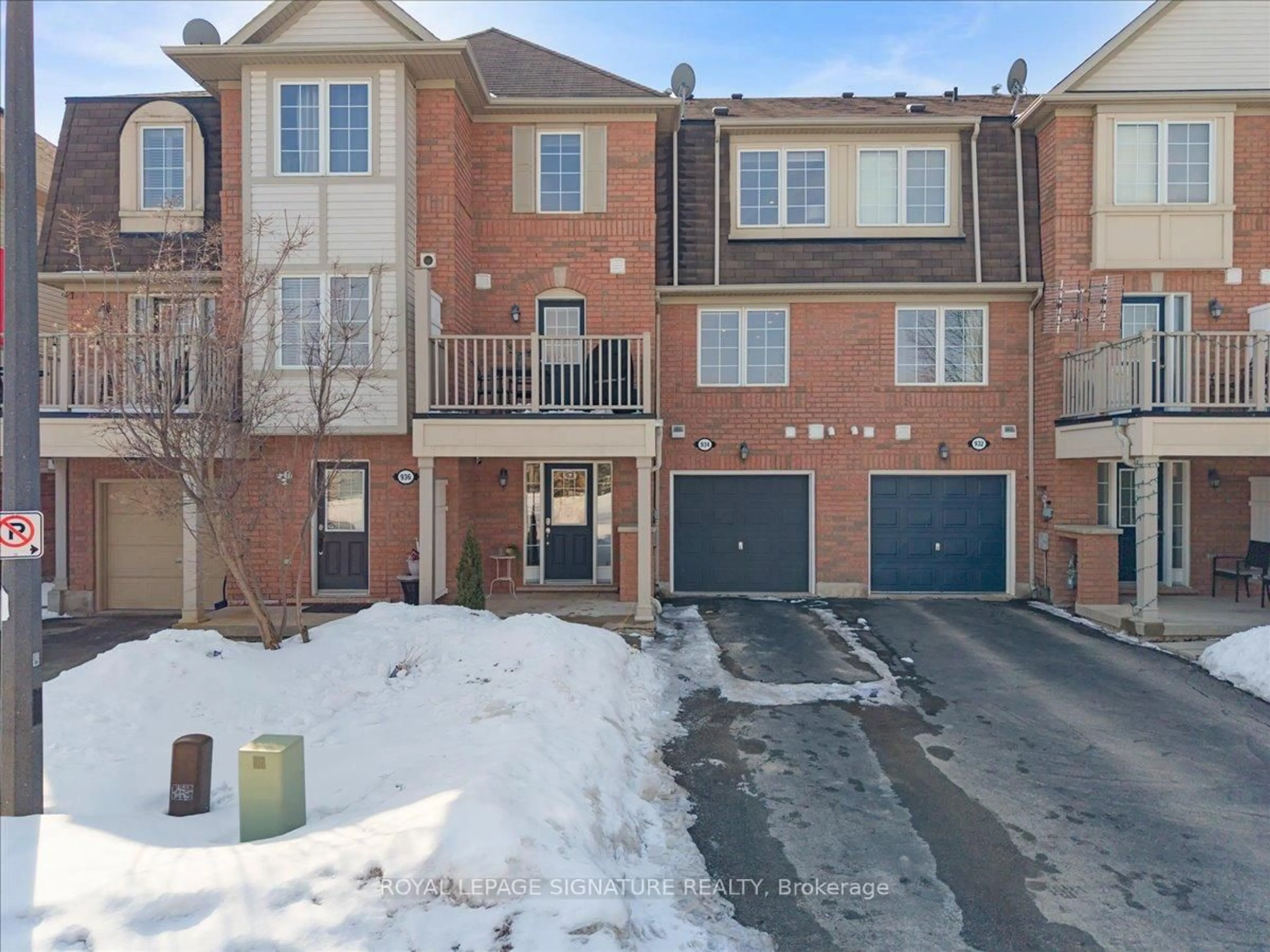 A pic from outside/outdoor area/front of a property/back of a property/a pic from drone, street for 934 Ambroise Cres, Milton Ontario L9T 0M3