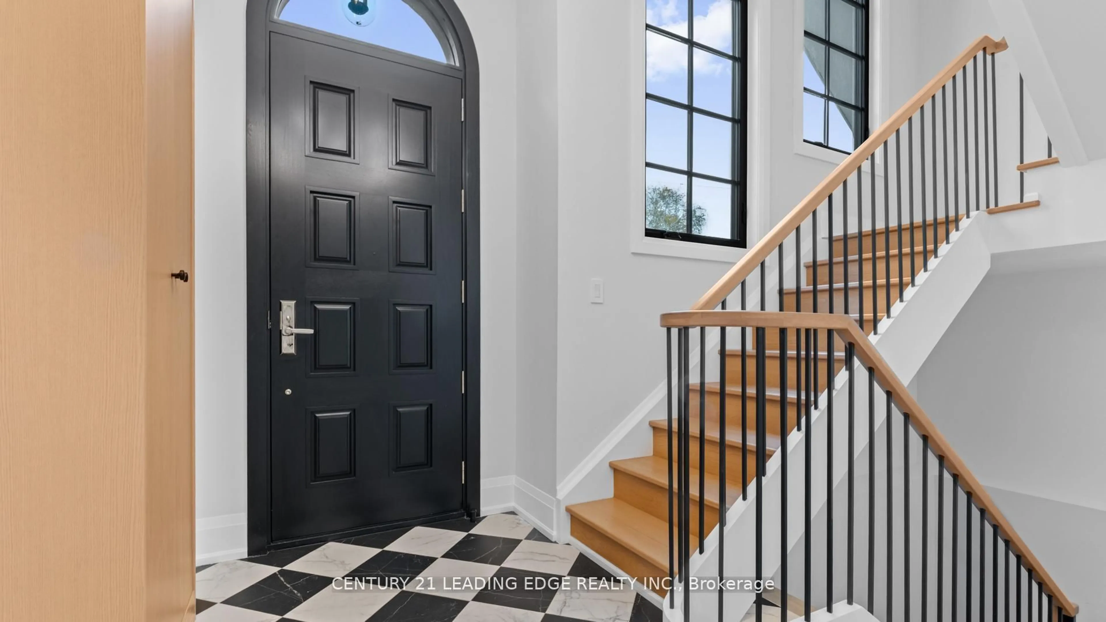 Indoor entryway for 197 Glen Oak Dr, Oakville Ontario L6K 2J3